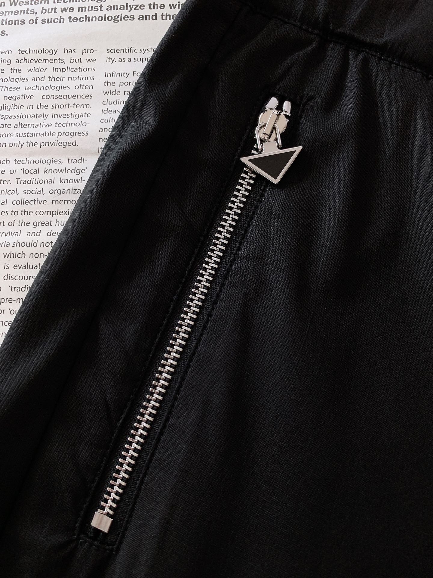 
Prada 普拉达 2025SS春夏新品 
超级舒服！！普拉达天丝麻裤 超薄且细节超级超级多休闲裤  