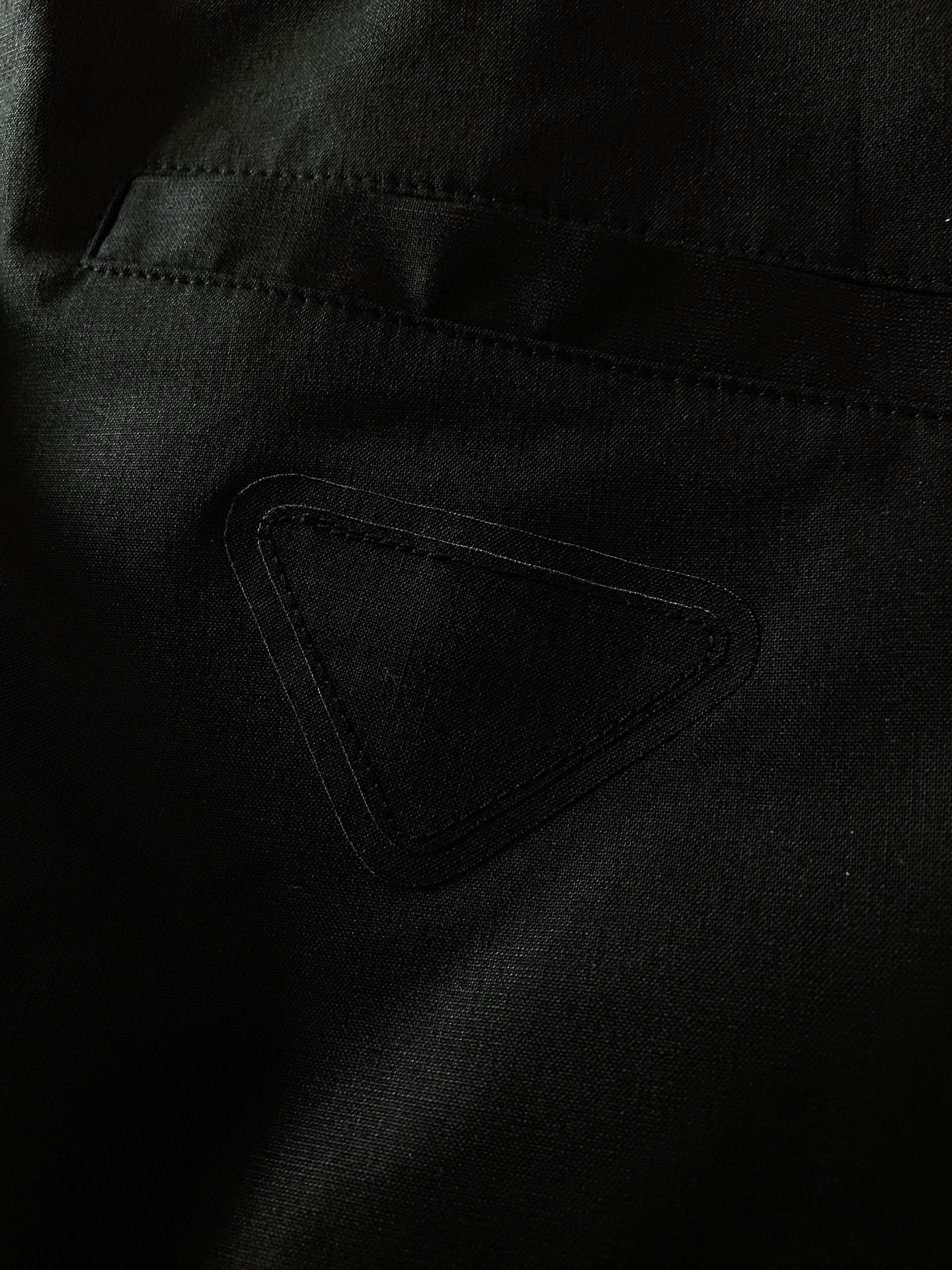 
Prada 普拉达 2025SS春夏新品 
超级舒服！！普拉达天丝麻裤 超薄且细节超级超级多休闲裤  