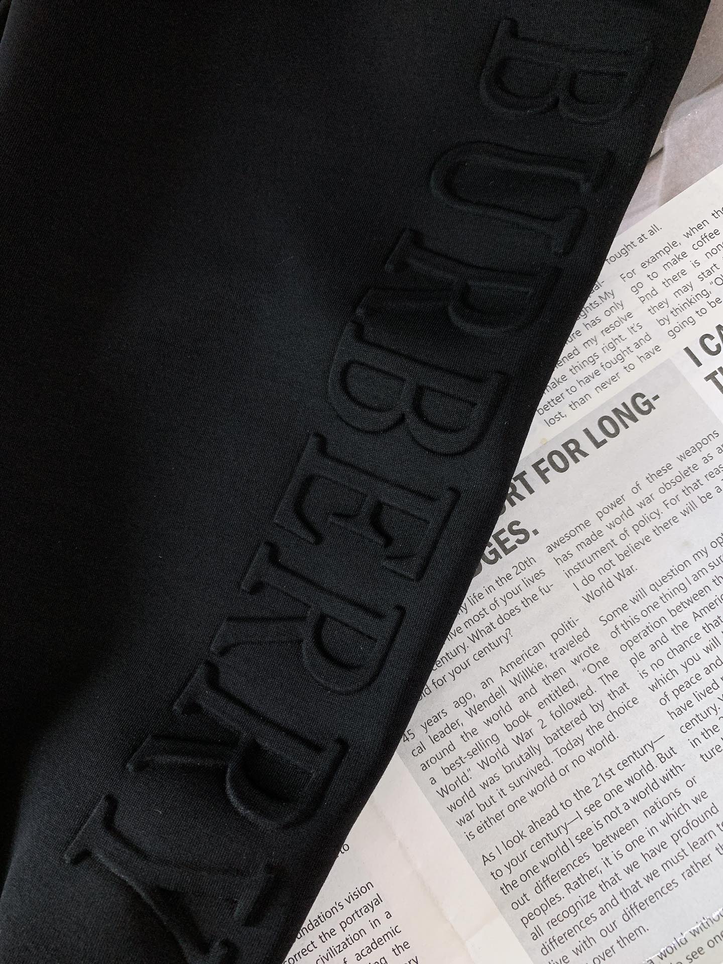 
Burberry 巴宝莉 2025SS春夏新品 
抽绳浮雕标识休闲长裤
时尚系列，独特设计，抽绳休闲长