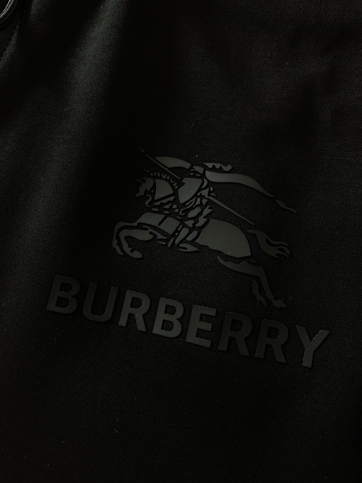 
Burberry 巴宝莉 2025SS春夏新品 
抽绳浮雕标识休闲长裤
时尚系列，独特设计，抽绳休闲长