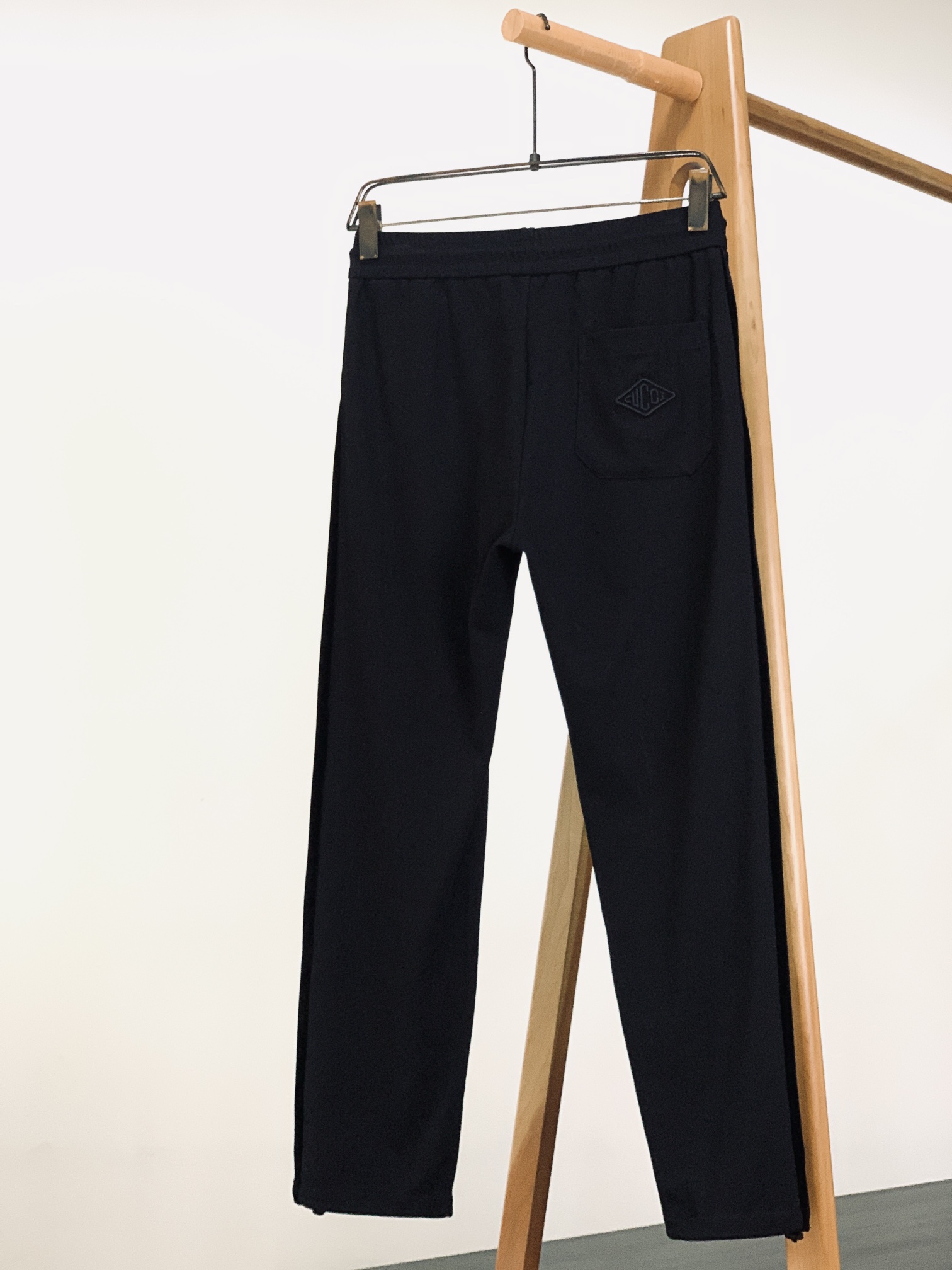 
Gucci 古驰 2025SS春夏新品
抽绳刺绣休闲长裤
时尚系列，独特设计，抽绳休闲长裤
 订纱开始