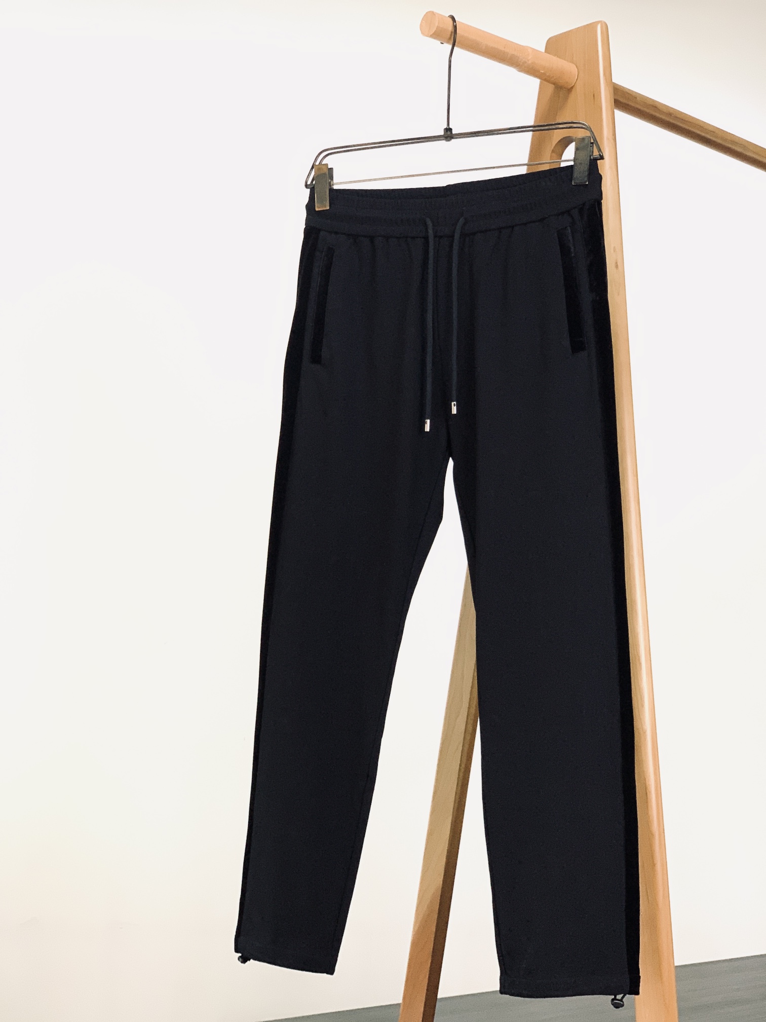
Gucci 古驰 2025SS春夏新品
抽绳刺绣休闲长裤
时尚系列，独特设计，抽绳休闲长裤
 订纱开始