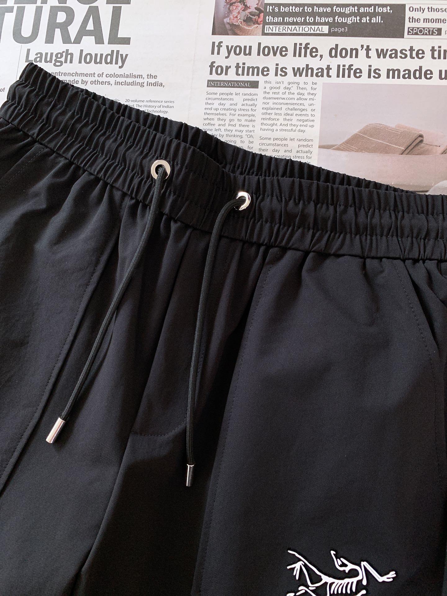 
ARCTERYX 始祖鸟 2025SS春夏新品 
浮雕标识休闲长裤
时尚系列，独特设计，抽绳休闲长裤
