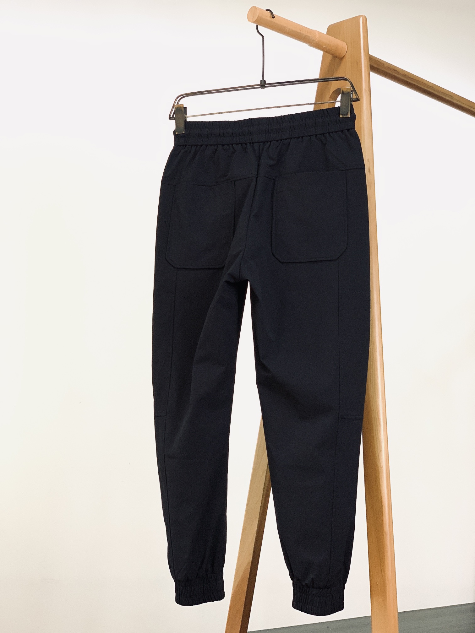 
ARCTERYX 始祖鸟 2025SS春夏新品 
浮雕标识休闲长裤
时尚系列，独特设计，抽绳休闲长裤
