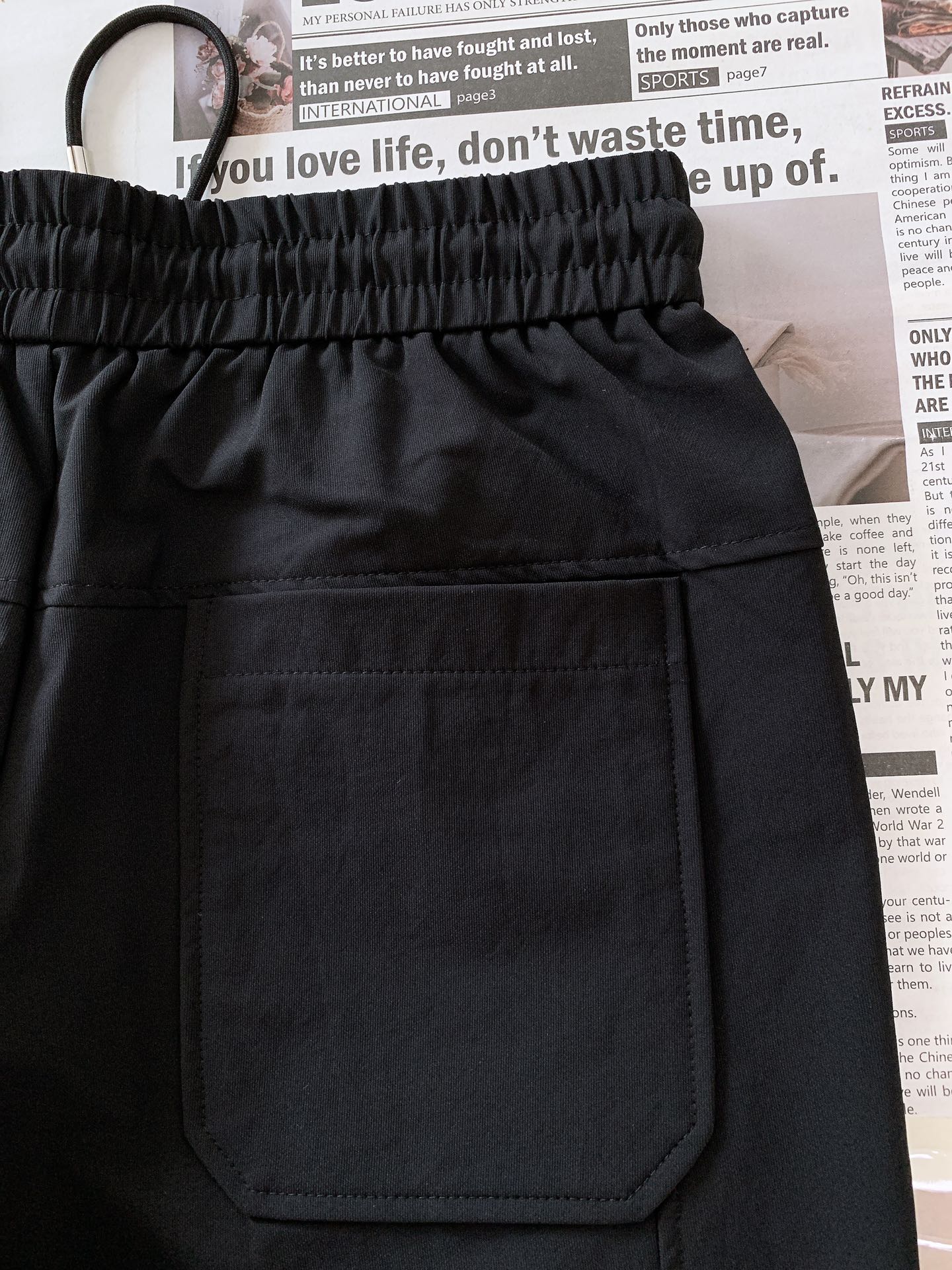 
ARCTERYX 始祖鸟 2025SS春夏新品 
浮雕标识休闲长裤
时尚系列，独特设计，抽绳休闲长裤
