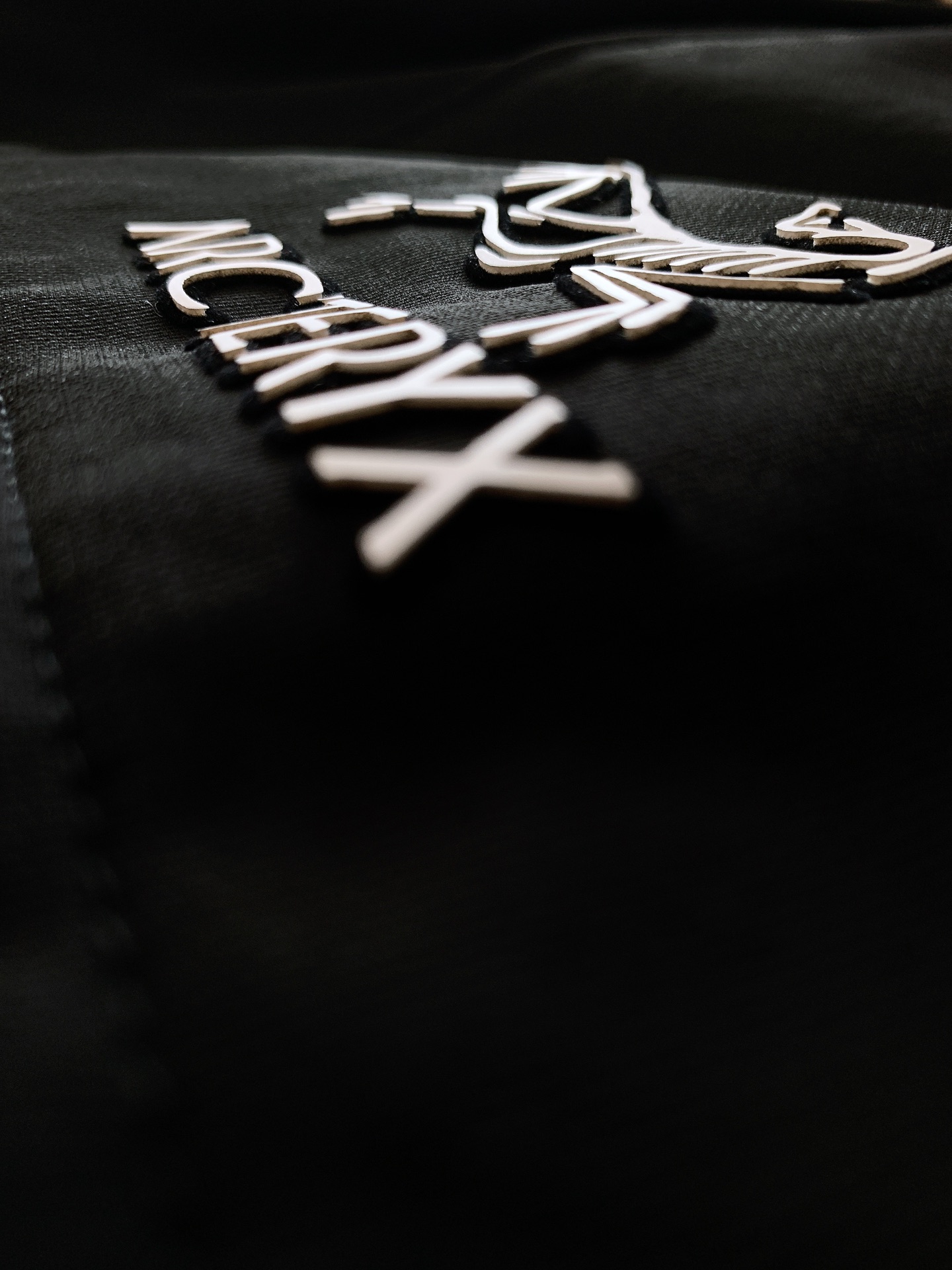 
ARCTERYX 始祖鸟 2025SS春夏新品 
浮雕标识休闲长裤
时尚系列，独特设计，抽绳休闲长裤
