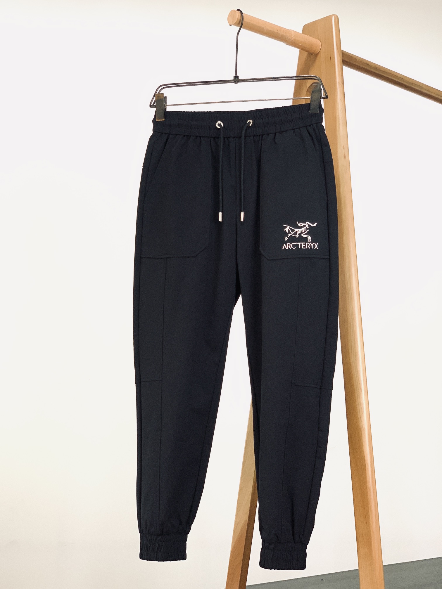 
ARCTERYX 始祖鸟 2025SS春夏新品 
浮雕标识休闲长裤
时尚系列，独特设计，抽绳休闲长裤
