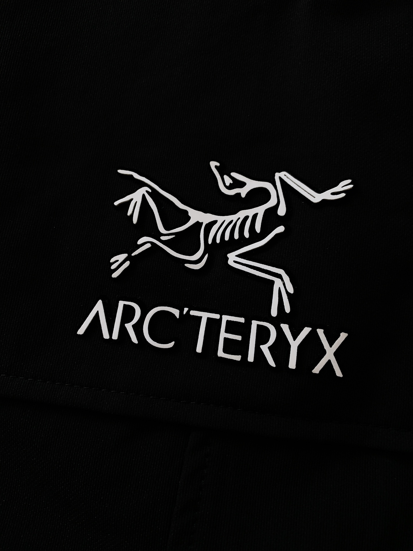 
ARCTERYX 始祖鸟 2025SS春夏新品 
浮雕标识休闲长裤
时尚系列，独特设计，抽绳休闲长裤
