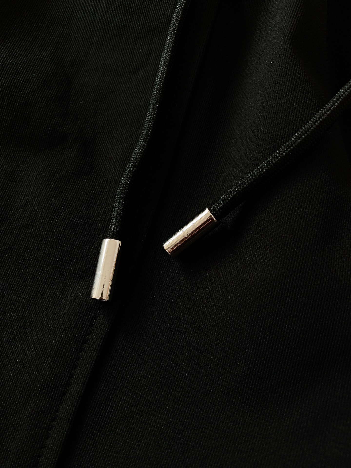 
ARCTERYX 始祖鸟 2025SS春夏新品 
浮雕标识休闲长裤
时尚系列，独特设计，抽绳休闲长裤
