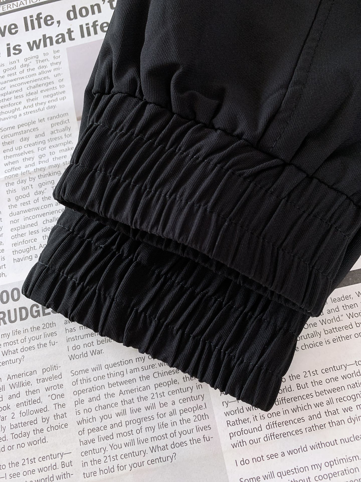 
ARCTERYX 始祖鸟 2025SS春夏新品 
浮雕标识休闲长裤
时尚系列，独特设计，抽绳休闲长裤
