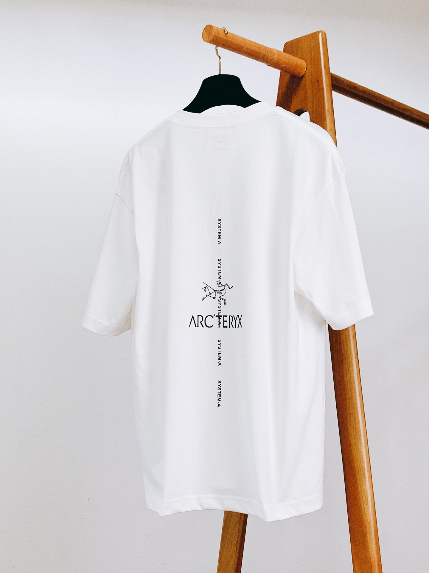 ARCTERYX 始祖鸟 2025SS春夏新品
印花短袖T恤 男女同款!!
解锁户外时尚新姿势
背后