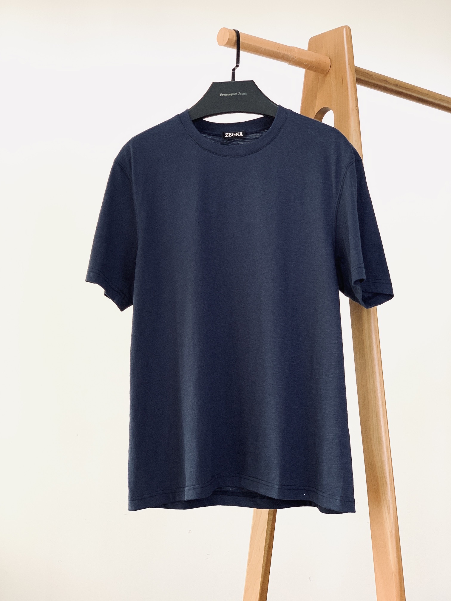 Ermenegildo Zegna 杰尼亚 2025SS春夏新品
新款休闲宽松短袖
面料成分:65%
