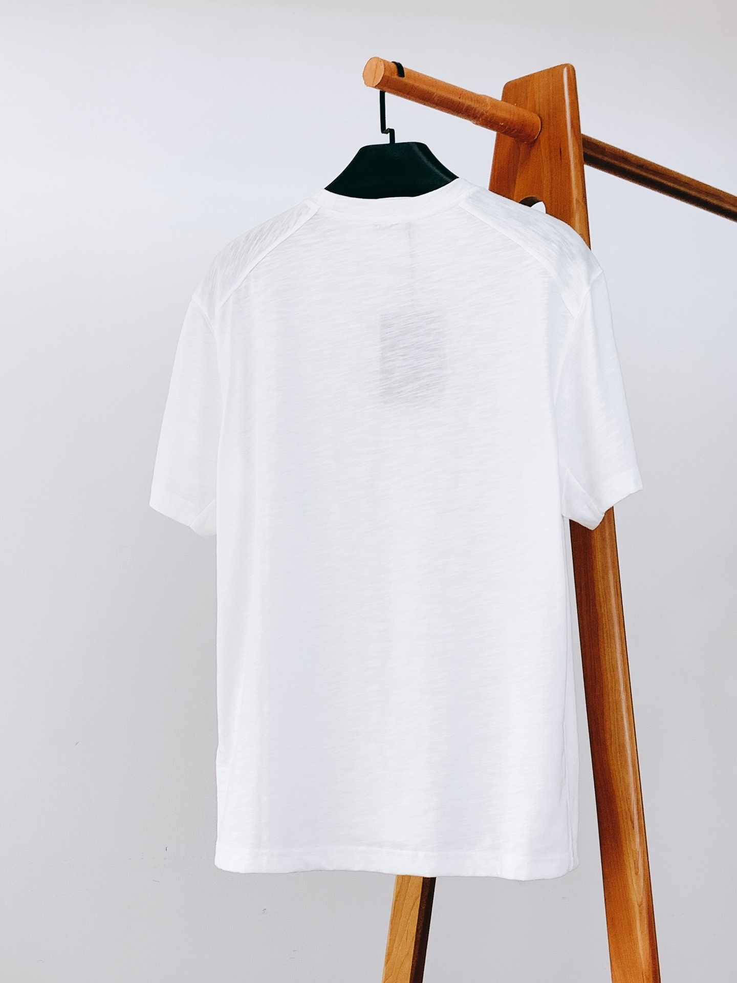 Ermenegildo Zegna 杰尼亚 2025SS春夏新品
新款休闲宽松短袖
面料成分:65%