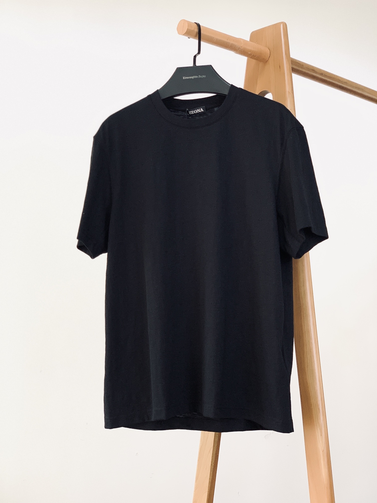 Ermenegildo Zegna 杰尼亚 2025SS春夏新品
新款休闲宽松短袖
面料成分:65%