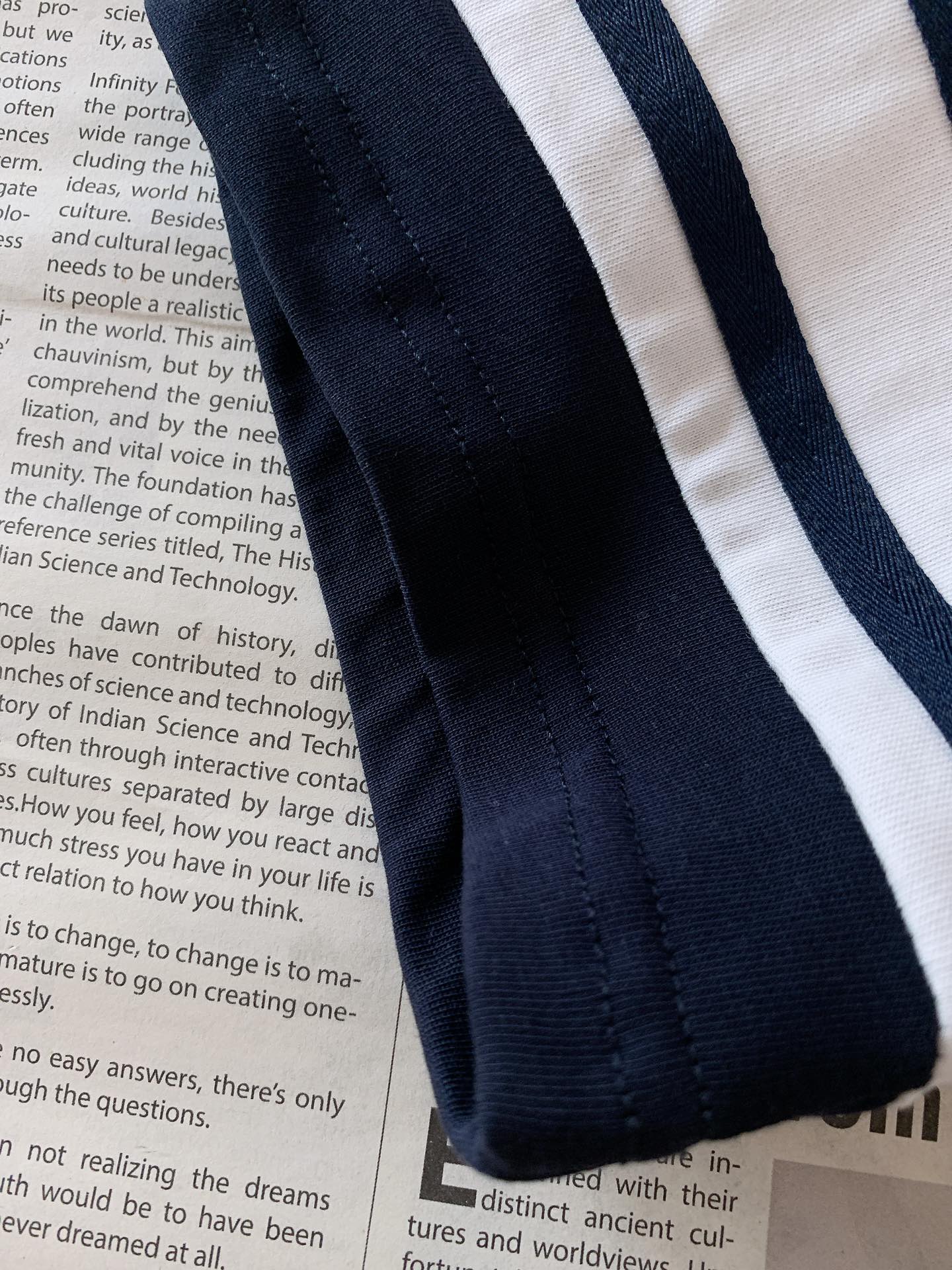 
Dior Homme 迪奥·桀傲 2025SS春夏新品
撞色学院风T恤。藏蓝主调自带沉稳高级感。

领