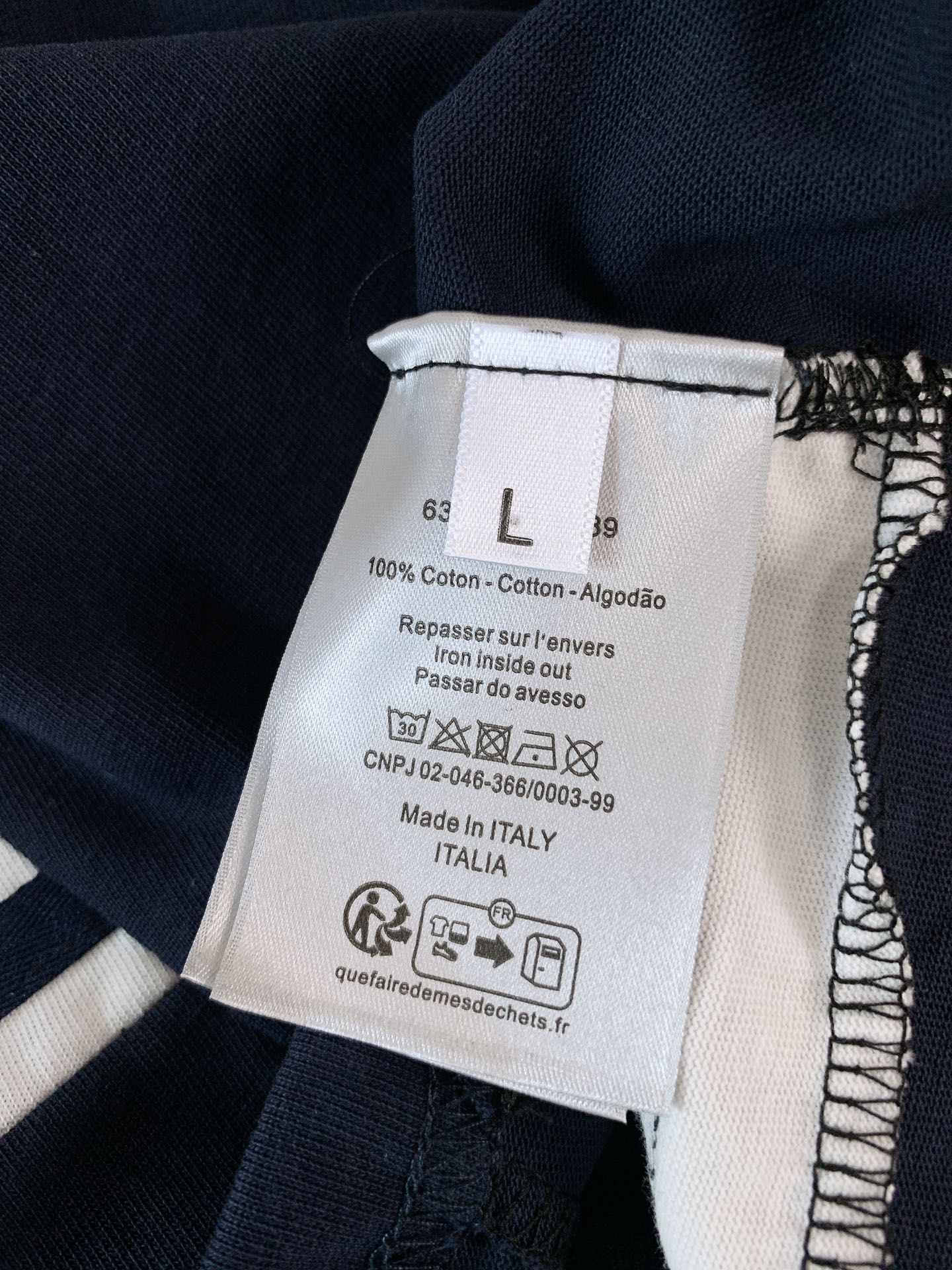
Dior Homme 迪奥·桀傲 2025SS春夏新品
撞色学院风T恤。藏蓝主调自带沉稳高级感。

领