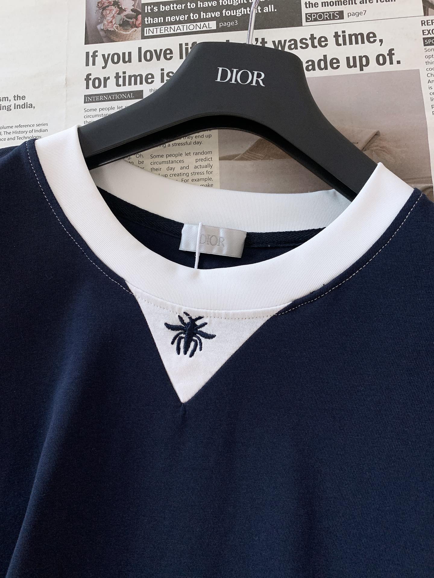 
Dior Homme 迪奥·桀傲 2025SS春夏新品
撞色学院风T恤。藏蓝主调自带沉稳高级感。

领