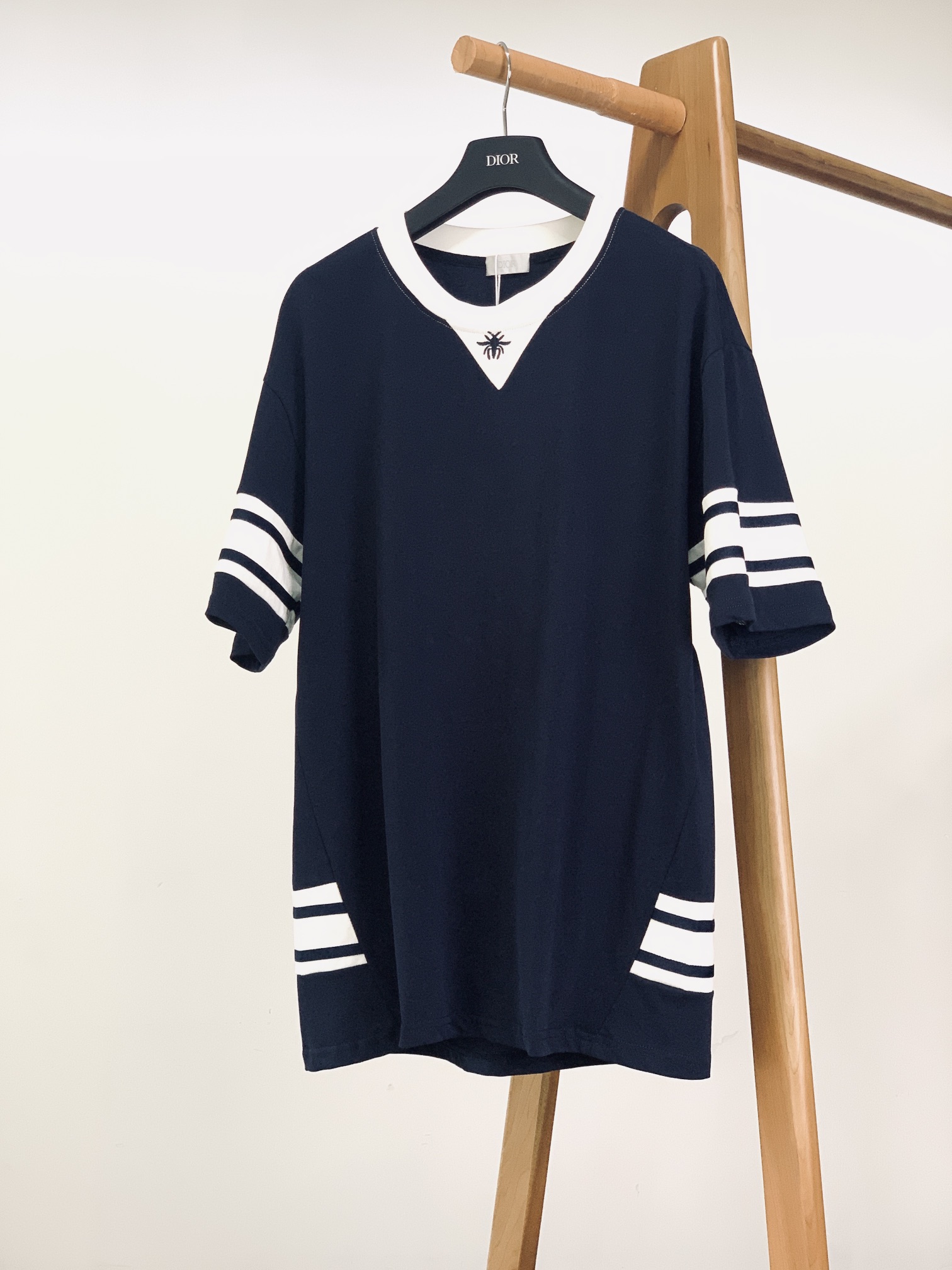 
Dior Homme 迪奥·桀傲 2025SS春夏新品
撞色学院风T恤。藏蓝主调自带沉稳高级感。

领