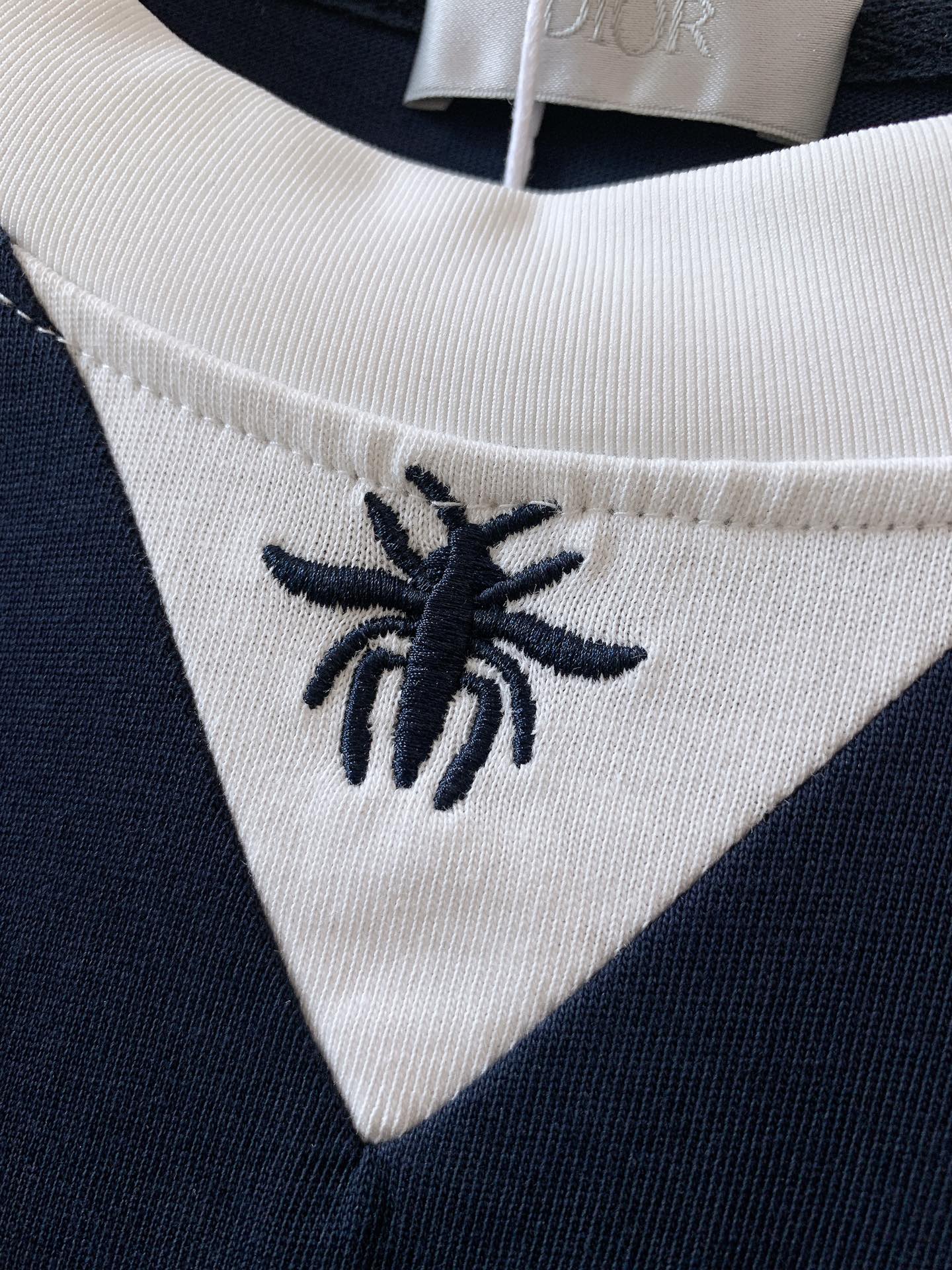 
Dior Homme 迪奥·桀傲 2025SS春夏新品
撞色学院风T恤。藏蓝主调自带沉稳高级感。

领