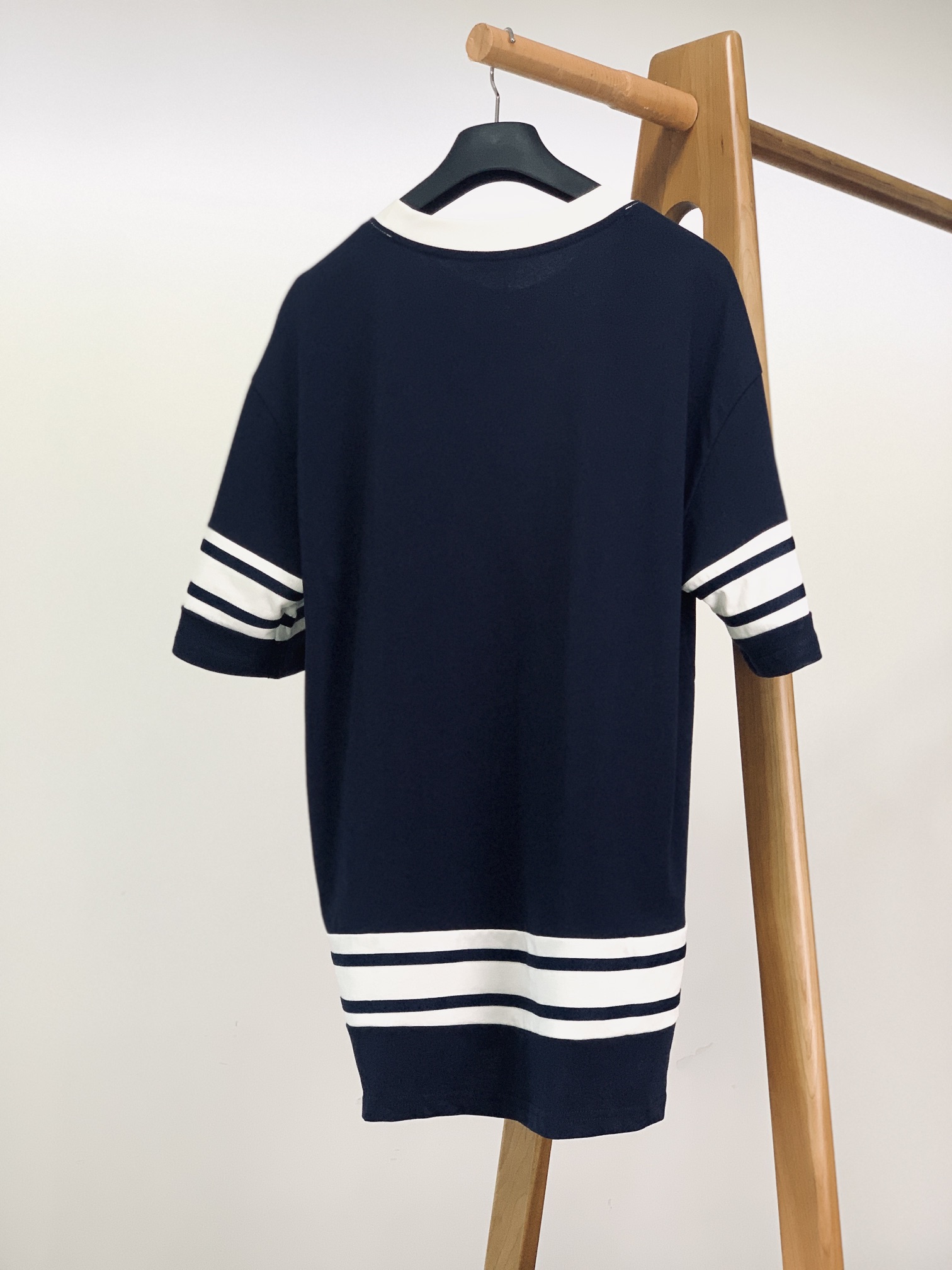 
Dior Homme 迪奥·桀傲 2025SS春夏新品
撞色学院风T恤。藏蓝主调自带沉稳高级感。

领
