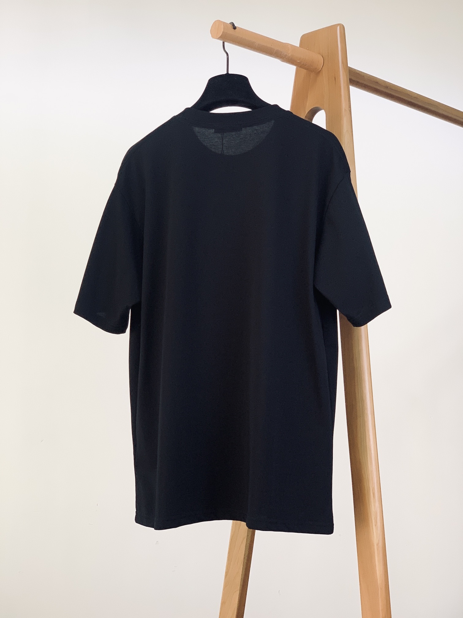 𝐁𝐚𝐥𝐞𝐧𝐜𝐢𝐚𝐠𝐚 巴黎世家 2025SS春夏新品
埃菲尔铁塔印花 T 恤。
精选优质高支纯棉面料