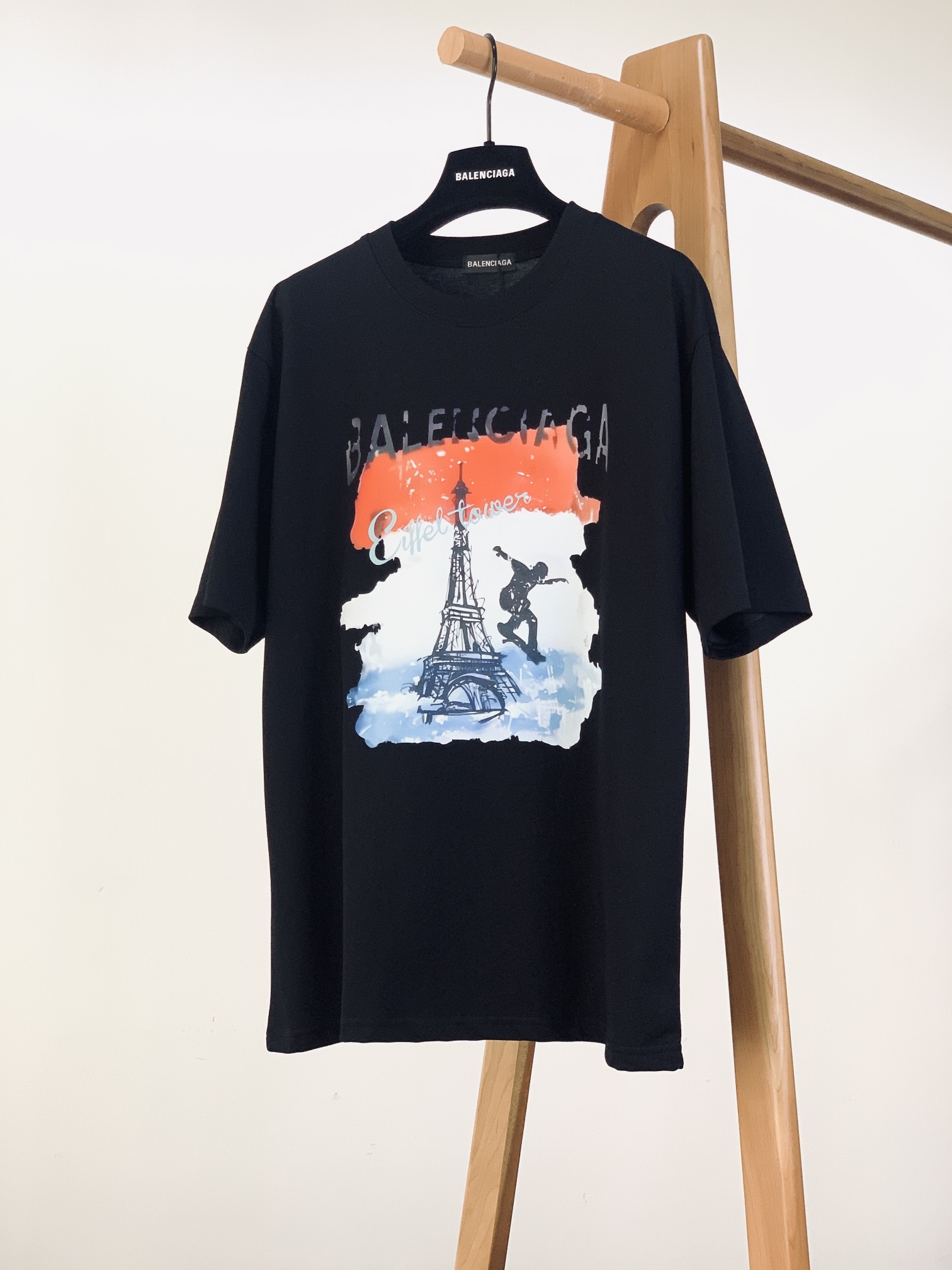 𝐁𝐚𝐥𝐞𝐧𝐜𝐢𝐚𝐠𝐚 巴黎世家 2025SS春夏新品
埃菲尔铁塔印花 T 恤。
精选优质高支纯棉面料