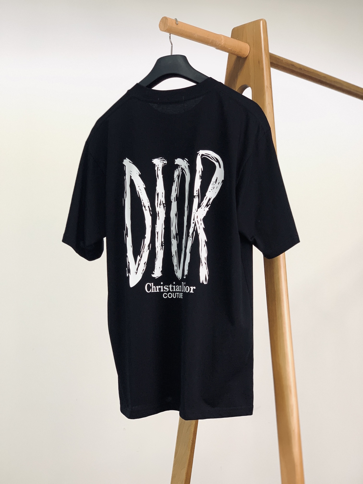 Dior Homme 迪奥·桀傲 2025SS春夏新品
手写笔触印花 T 恤。采用高端纯棉面料,触感丝