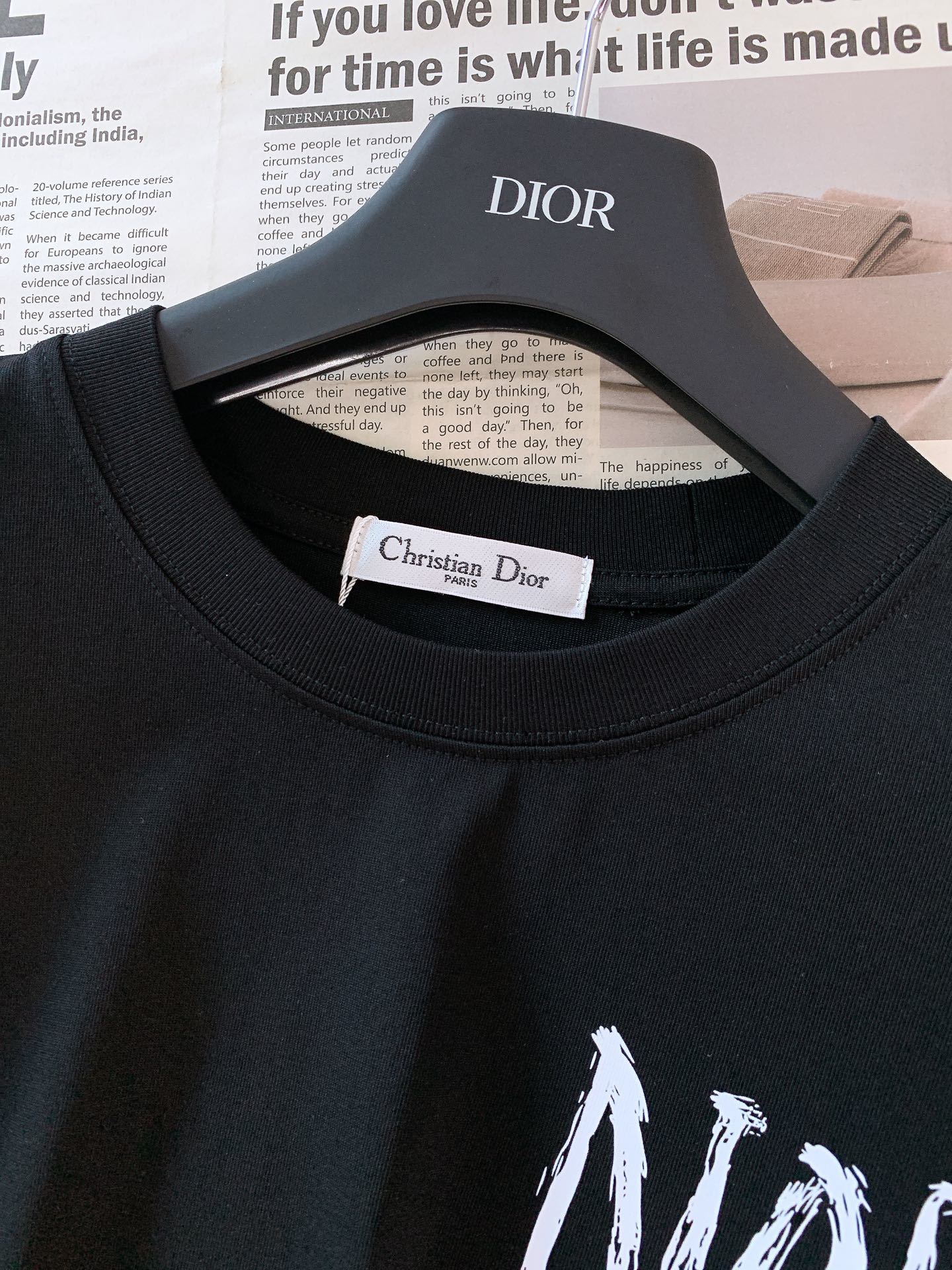 Dior Homme 迪奥·桀傲 2025SS春夏新品
手写笔触印花 T 恤。采用高端纯棉面料,触感丝