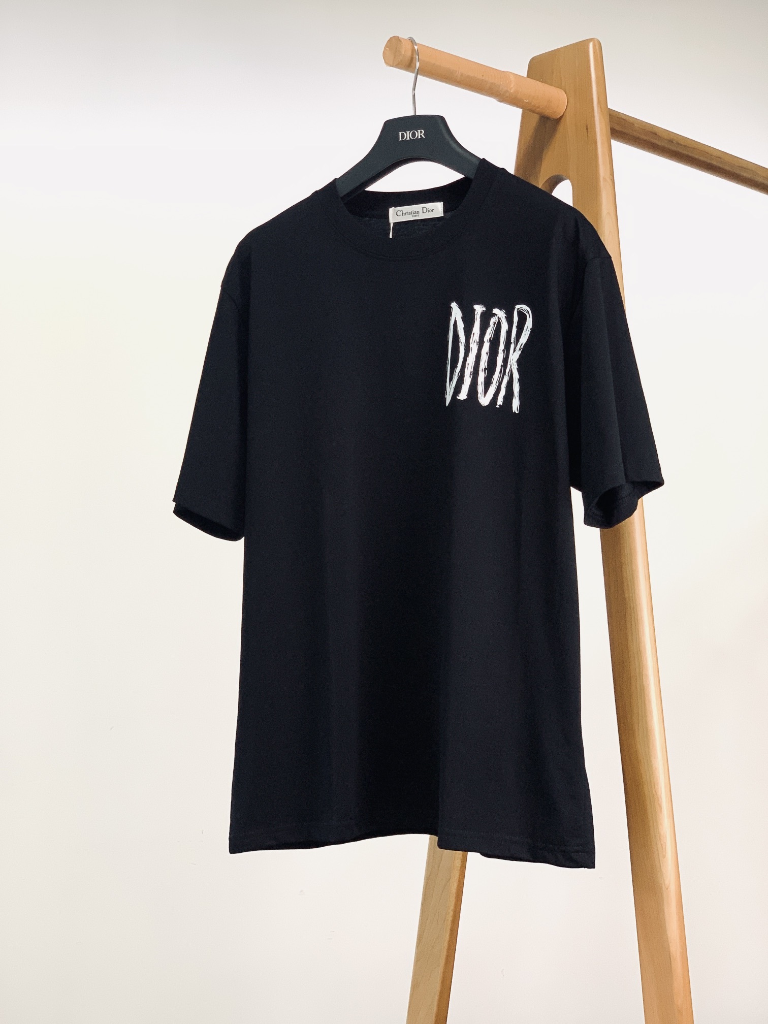 Dior Homme 迪奥·桀傲 2025SS春夏新品
手写笔触印花 T 恤。采用高端纯棉面料,触感丝
