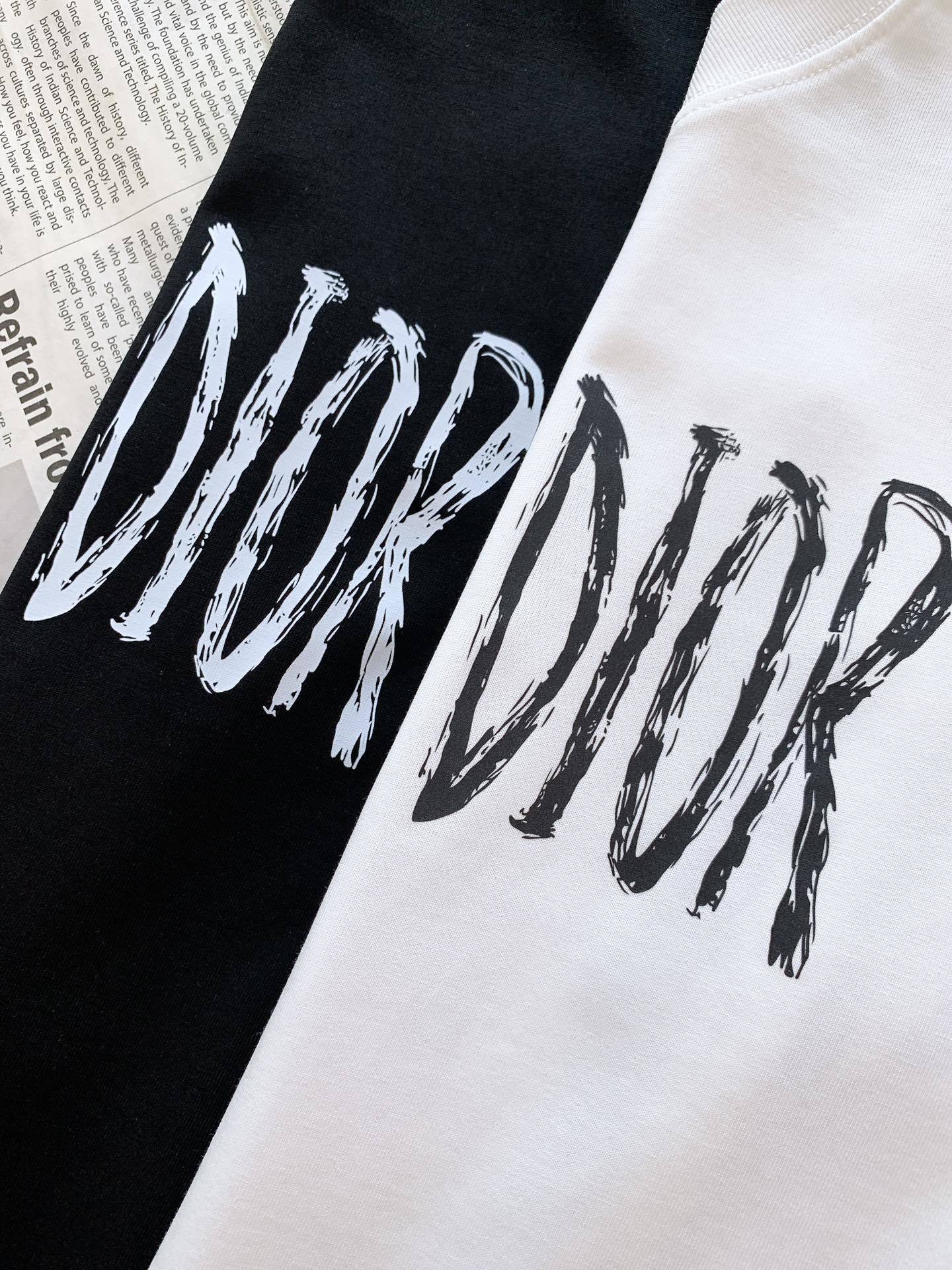 Dior Homme 迪奥·桀傲 2025SS春夏新品
手写笔触印花 T 恤。采用高端纯棉面料,触感丝