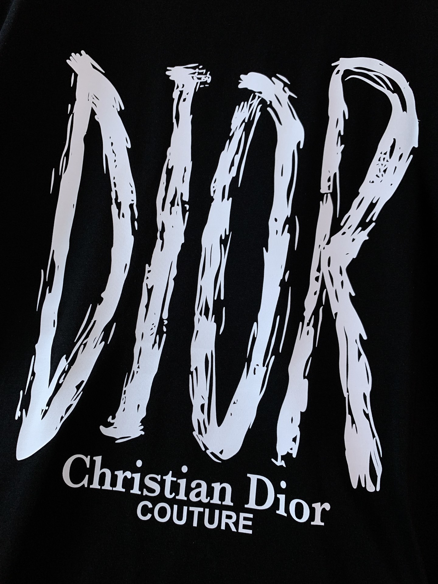 Dior Homme 迪奥·桀傲 2025SS春夏新品
手写笔触印花 T 恤。采用高端纯棉面料,触感丝