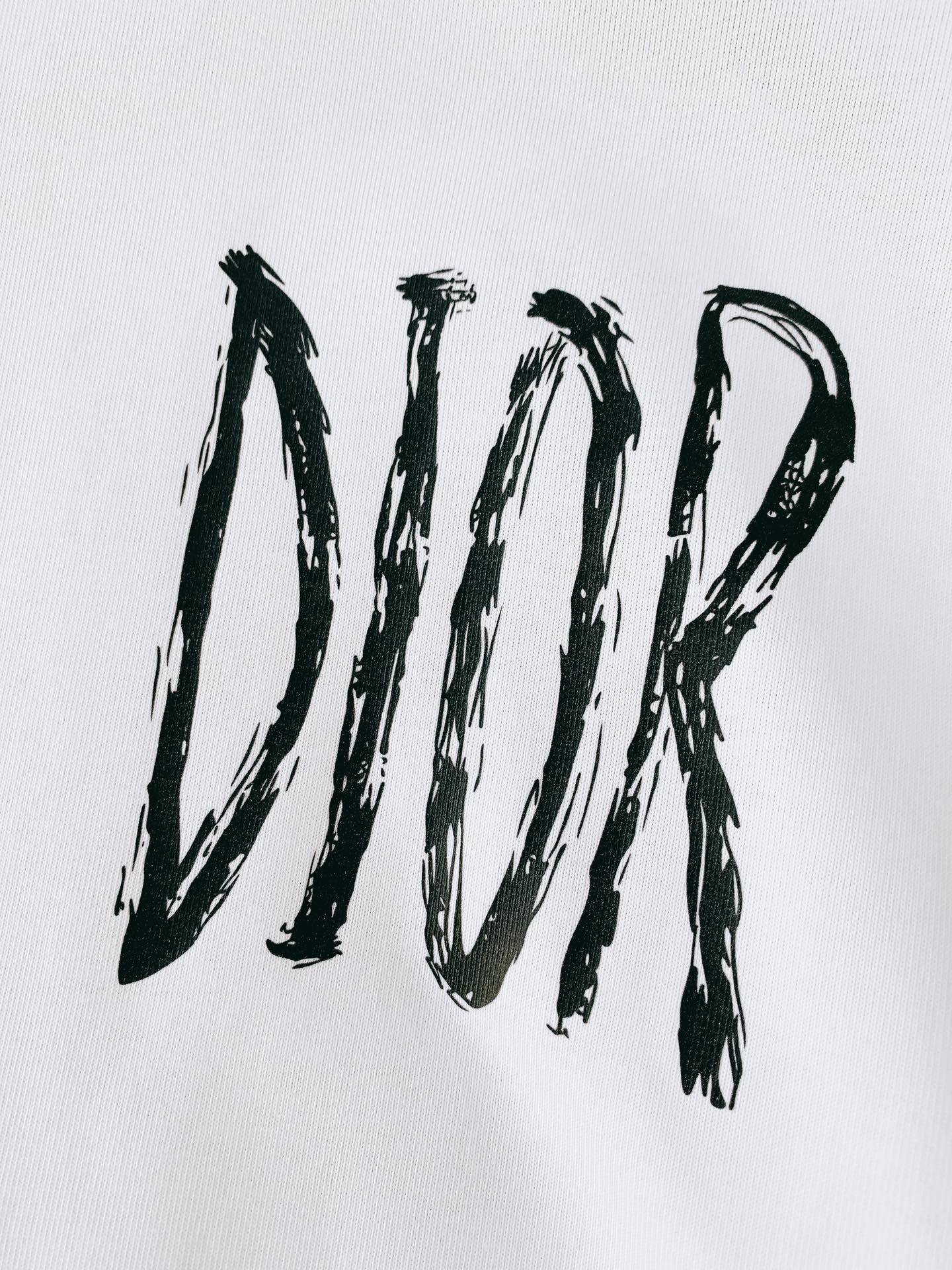 Dior Homme 迪奥·桀傲 2025SS春夏新品
手写笔触印花 T 恤。采用高端纯棉面料,触感丝