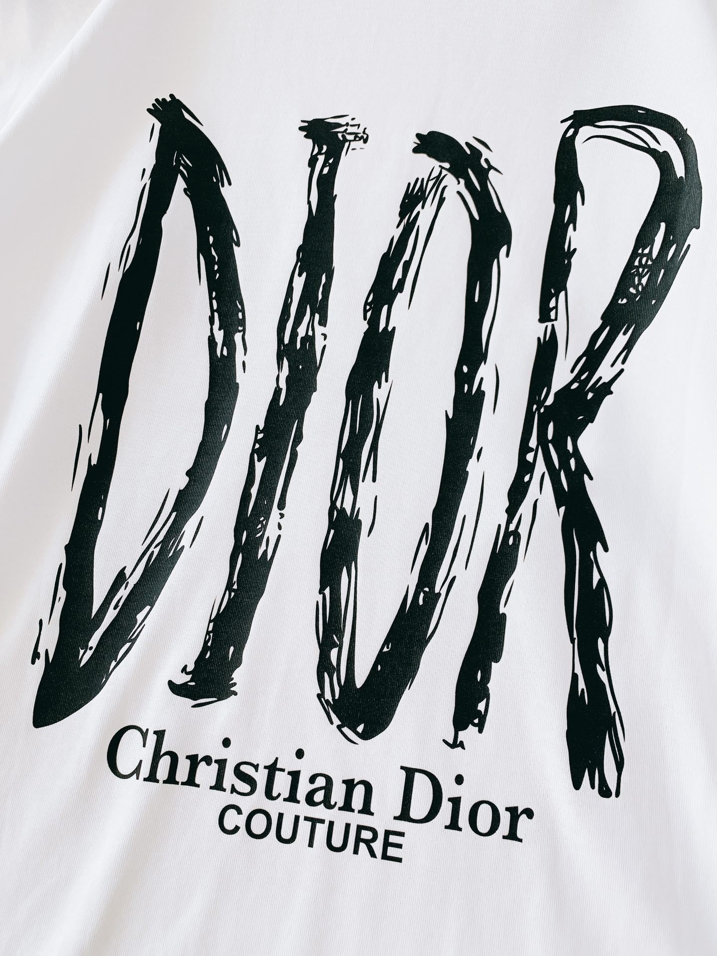 Dior Homme 迪奥·桀傲 2025SS春夏新品
手写笔触印花 T 恤。采用高端纯棉面料,触感丝