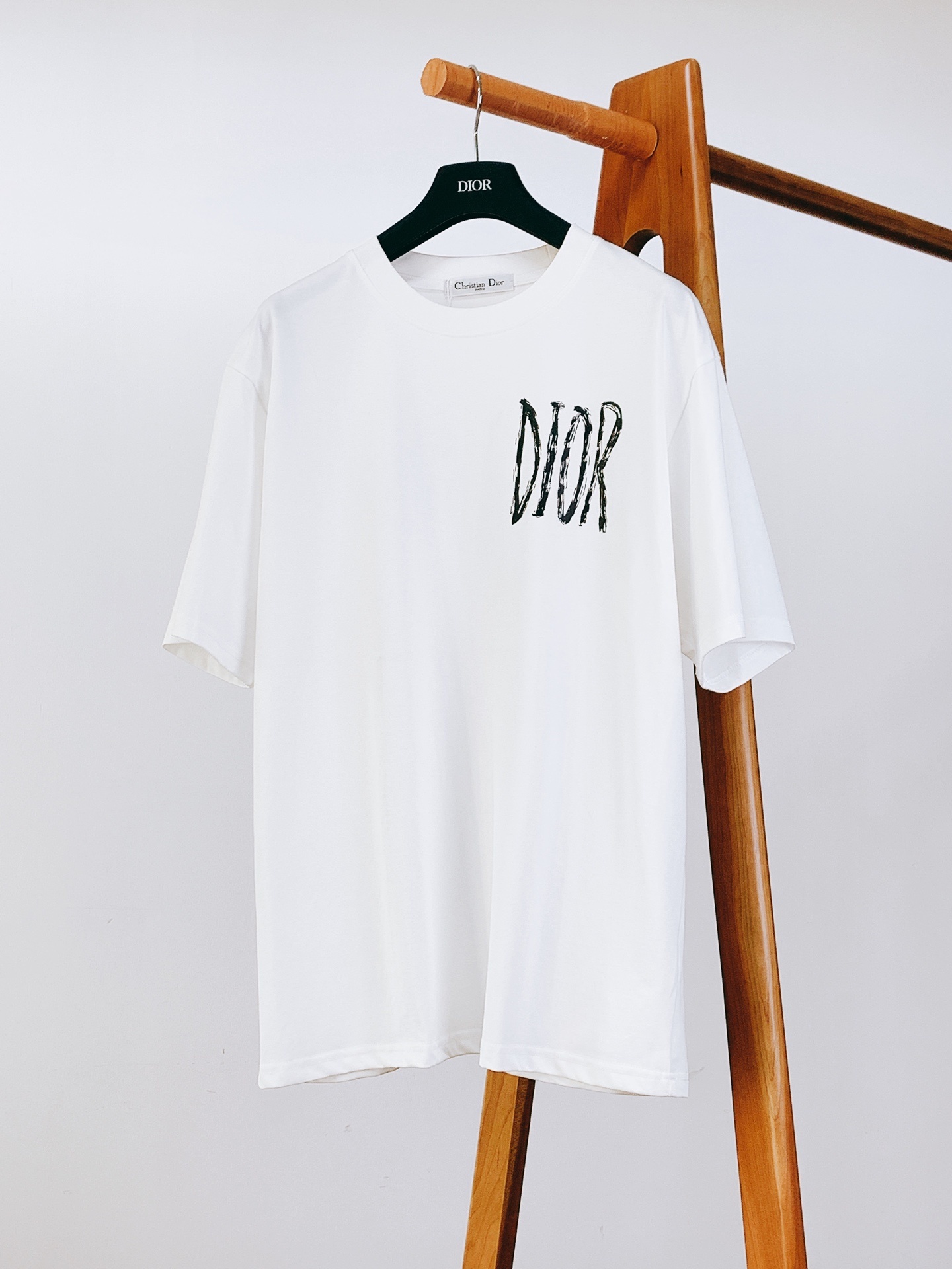 Dior Homme 迪奥·桀傲 2025SS春夏新品
手写笔触印花 T 恤。采用高端纯棉面料,触感丝