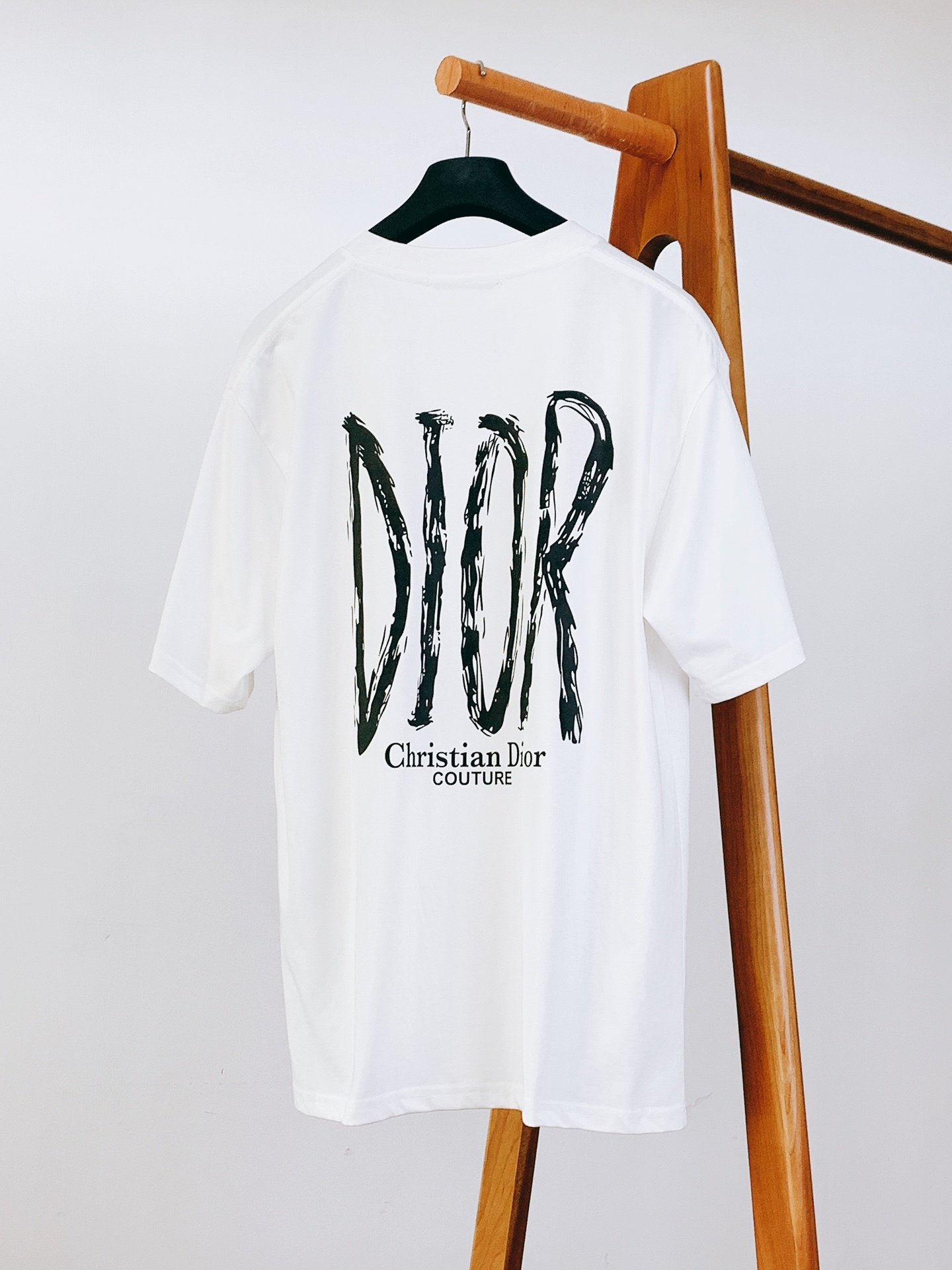 Dior Homme 迪奥·桀傲 2025SS春夏新品
手写笔触印花 T 恤。采用高端纯棉面料,触感丝