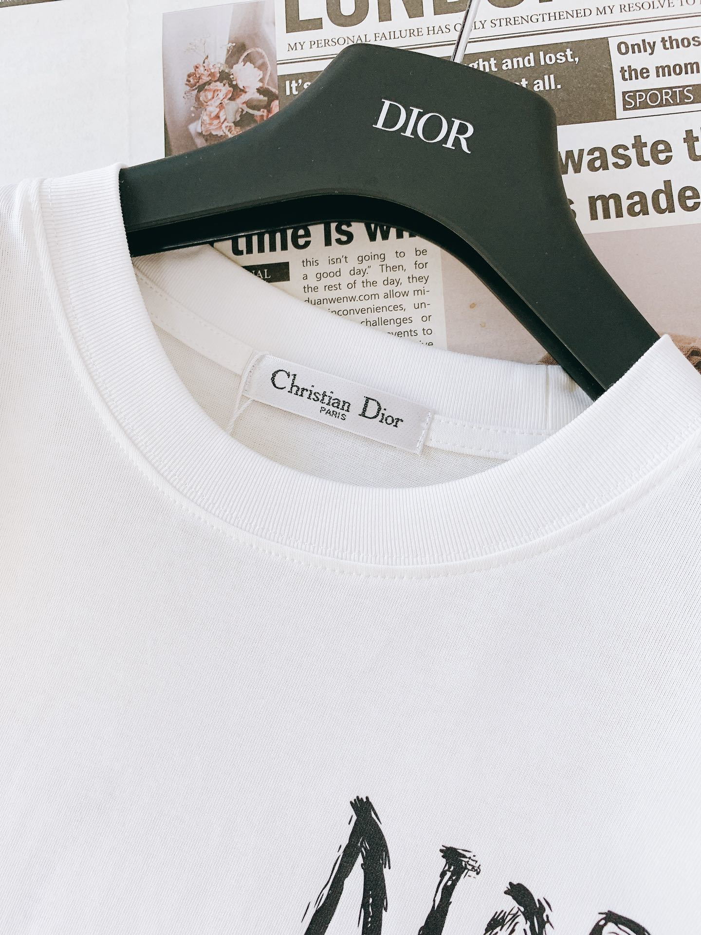 Dior Homme 迪奥·桀傲 2025SS春夏新品
手写笔触印花 T 恤。采用高端纯棉面料,触感丝