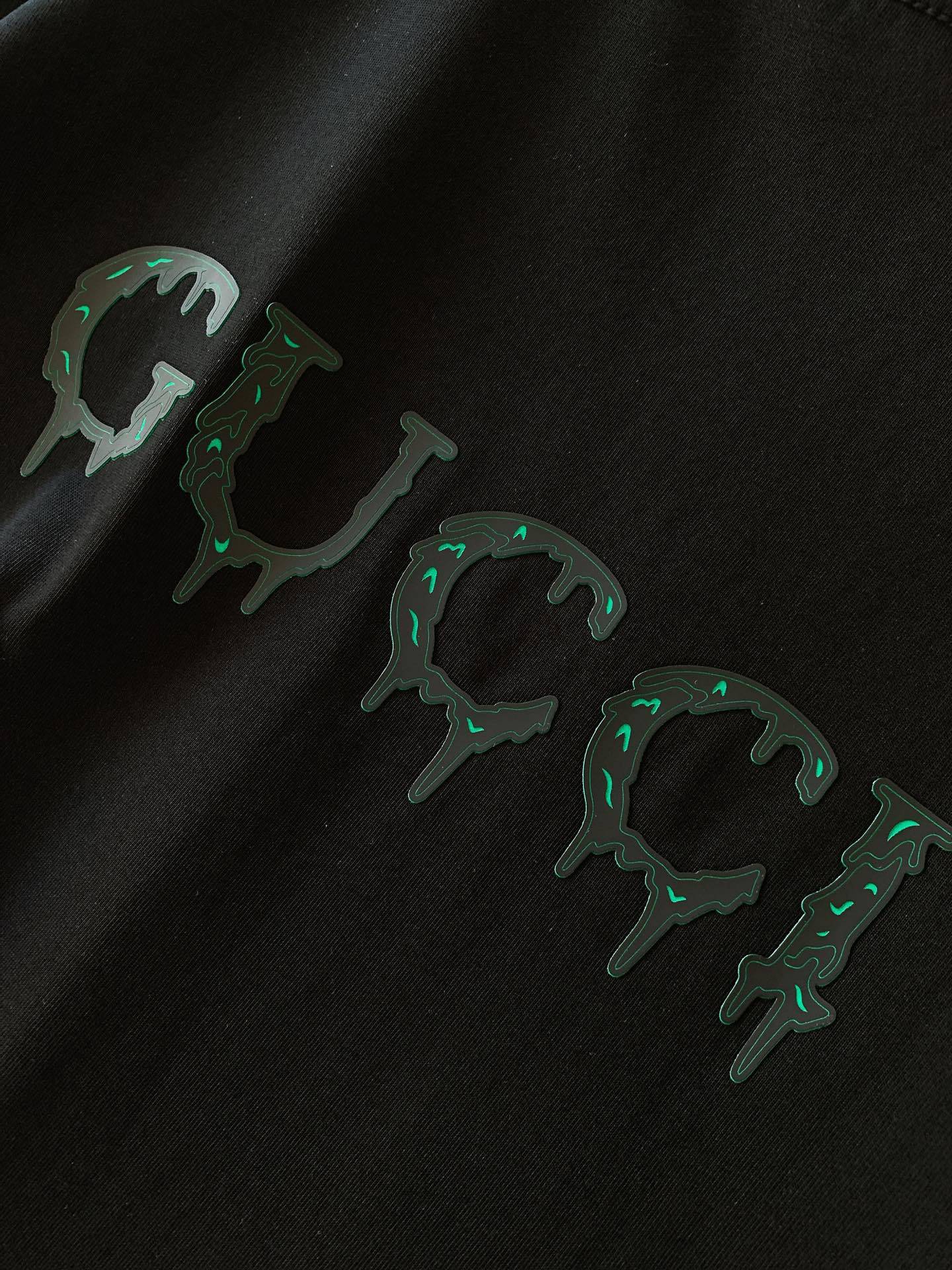 Gucci 古驰 2025SS春夏新品
经典GG流淌印花T恤。
精选高品质纯棉面料,手感软糯细腻,如