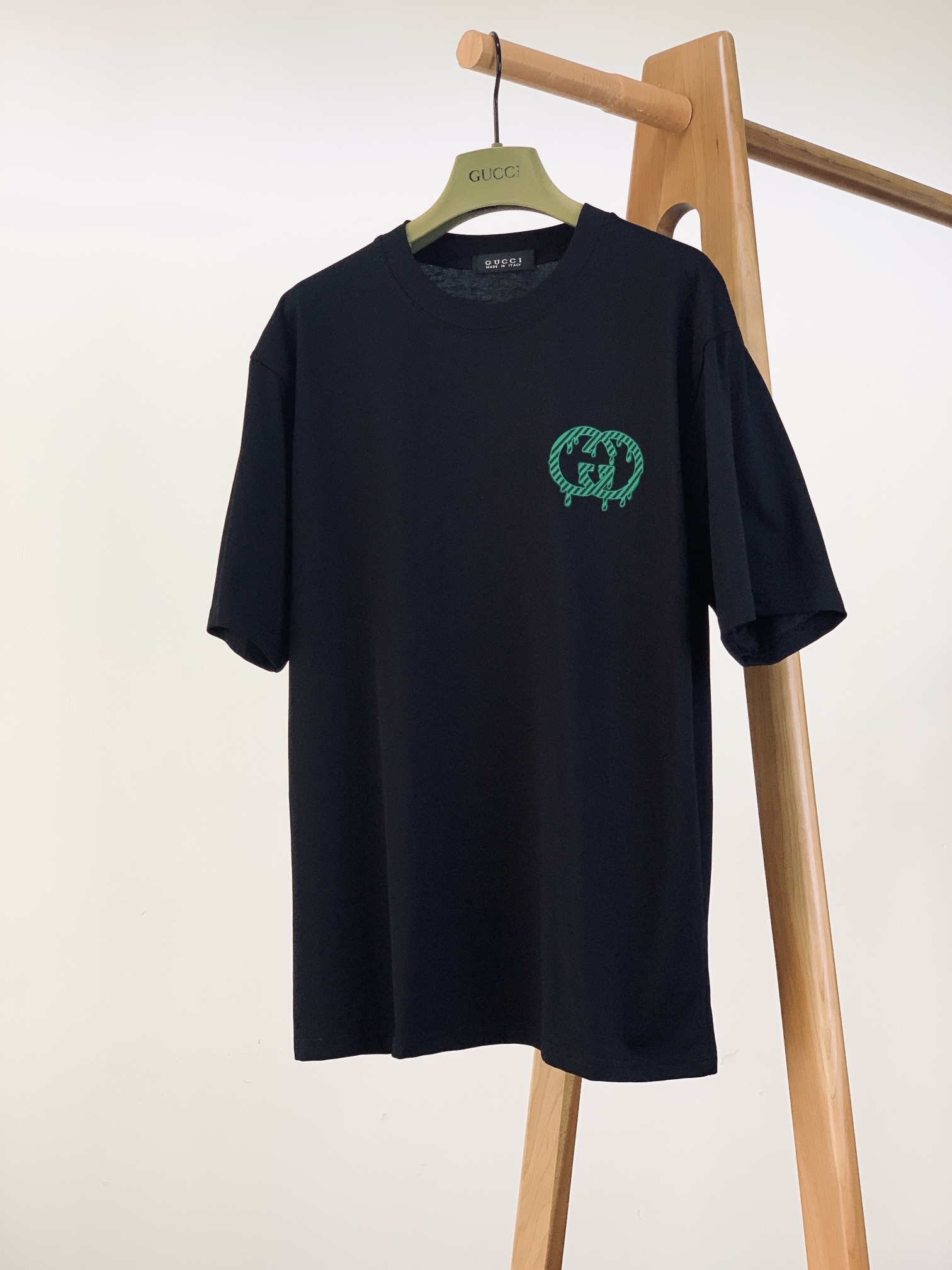 Gucci 古驰 2025SS春夏新品
经典GG流淌印花T恤。
精选高品质纯棉面料,手感软糯细腻,如