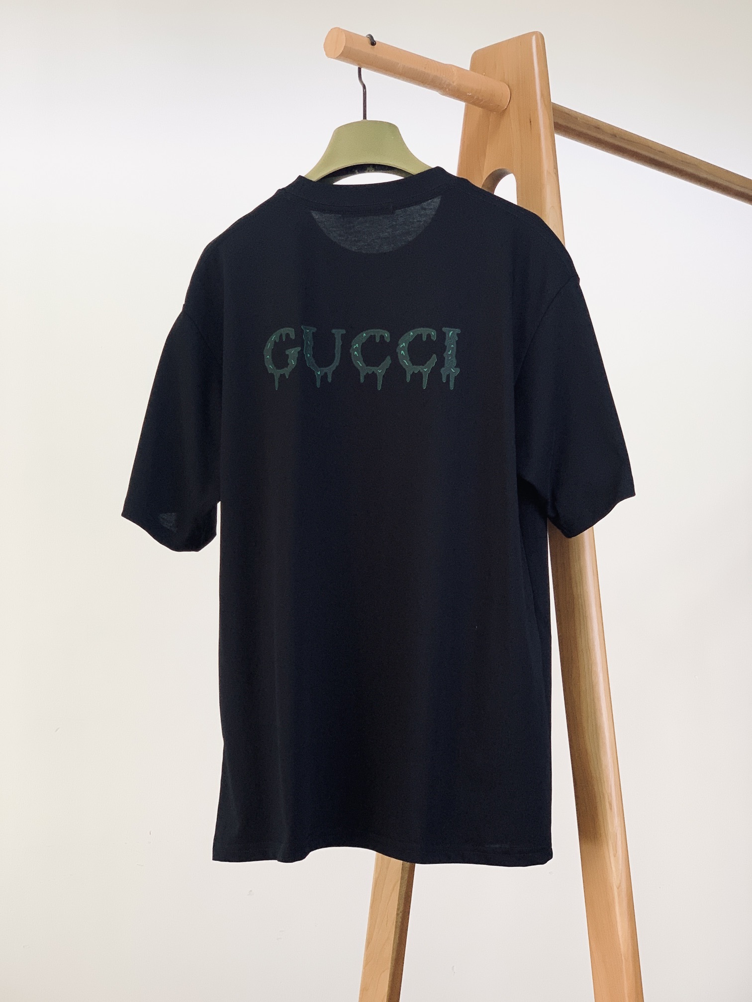 Gucci 古驰 2025SS春夏新品
经典GG流淌印花T恤。
精选高品质纯棉面料,手感软糯细腻,如