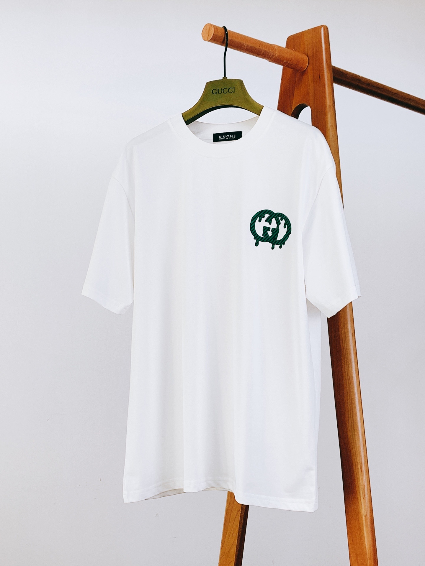 Gucci 古驰 2025SS春夏新品
经典GG流淌印花T恤。
精选高品质纯棉面料,手感软糯细腻,如