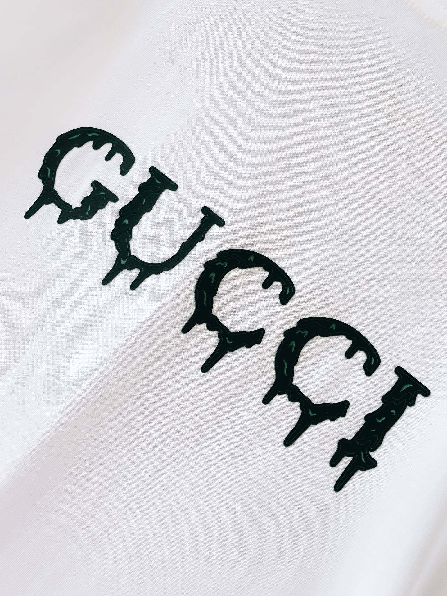 Gucci 古驰 2025SS春夏新品
经典GG流淌印花T恤。
精选高品质纯棉面料,手感软糯细腻,如