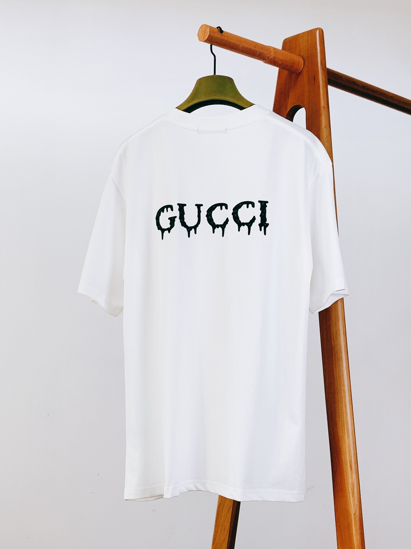 Gucci 古驰 2025SS春夏新品
经典GG流淌印花T恤。
精选高品质纯棉面料,手感软糯细腻,如