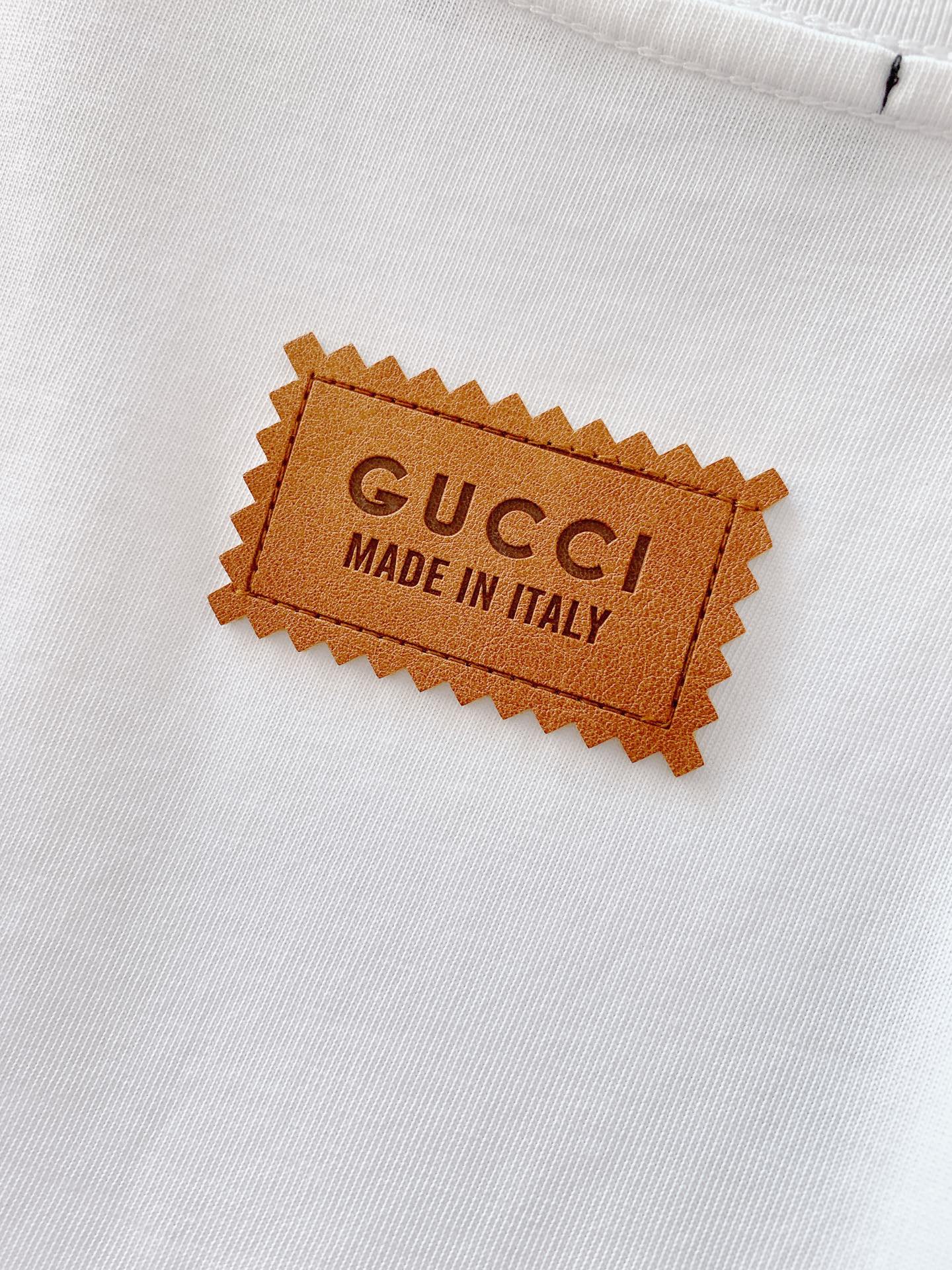 Gucci 2025SS White T-Shirt with Embroidered Logo and Smiley Face 6 i1750684562 7691 4