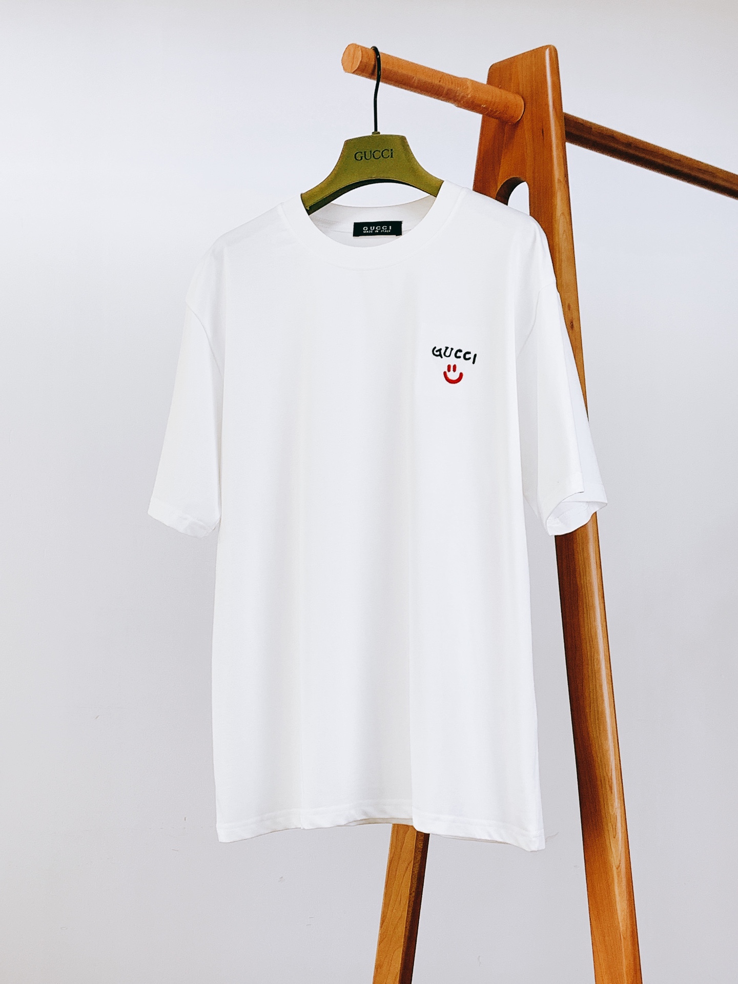 Gucci 2025SS White T-Shirt with Embroidered Logo and Smiley Face 2 i1750684562 7877 5
