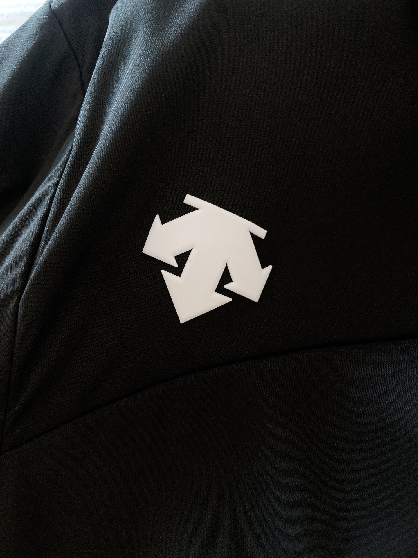 DESCENTE 迪桑特 防晒速干弹力透气宽松休闲连帽皮肤衣男夏季防晒衣
超轻量化设计,堪称上身零负