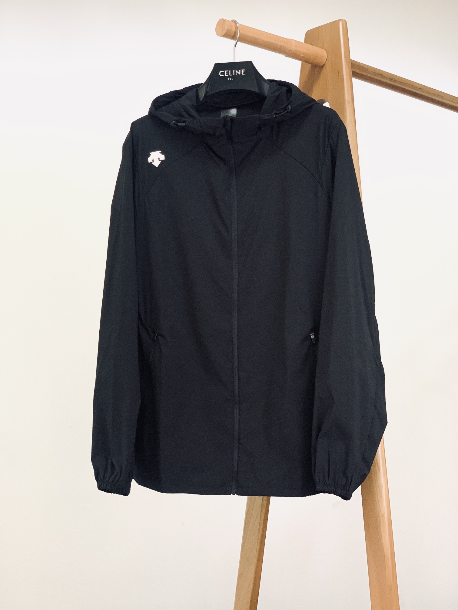 DESCENTE 迪桑特 防晒速干弹力透气宽松休闲连帽皮肤衣男夏季防晒衣
超轻量化设计,堪称上身零负