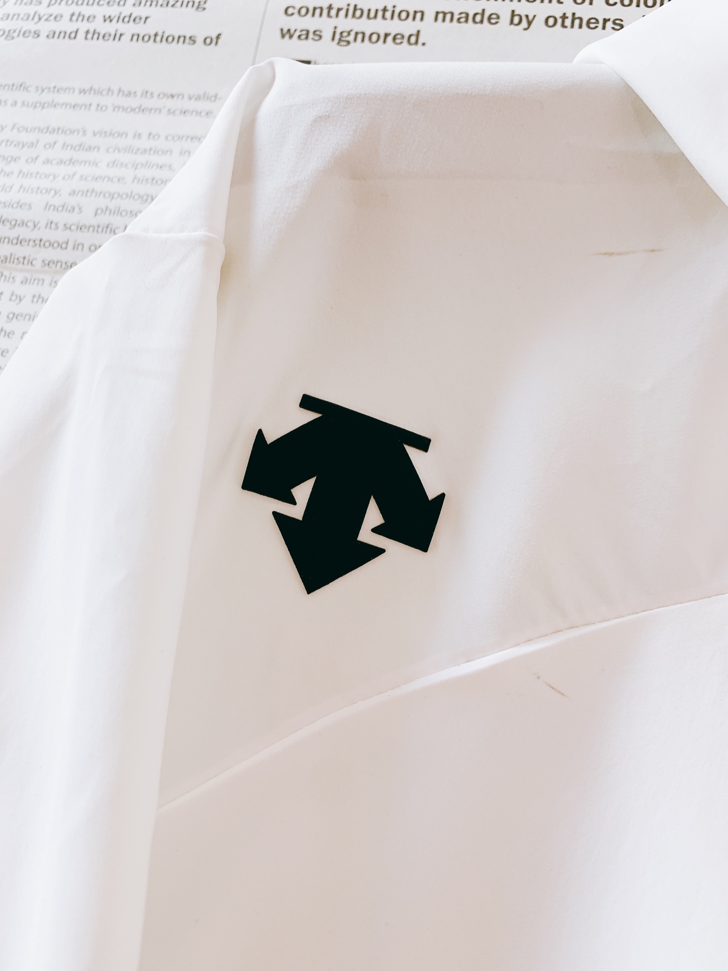 DESCENTE 迪桑特 防晒速干弹力透气宽松休闲连帽皮肤衣男夏季防晒衣
超轻量化设计,堪称上身零负