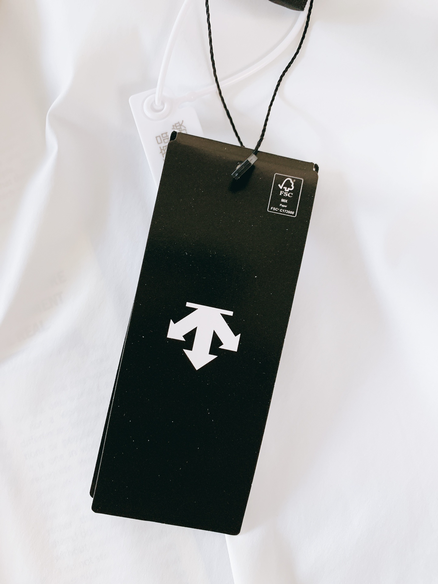 DESCENTE 迪桑特 防晒速干弹力透气宽松休闲连帽皮肤衣男夏季防晒衣
超轻量化设计,堪称上身零负