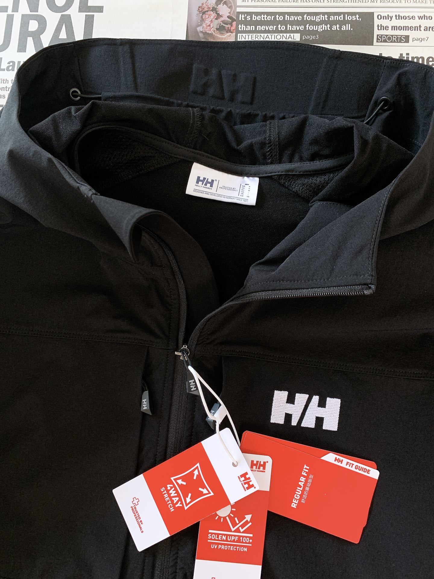 Helly Hansen 耶尔.汉森 HH 情侣户外运动高弹登山防泼水夹克外套
最新款 官网同步发售