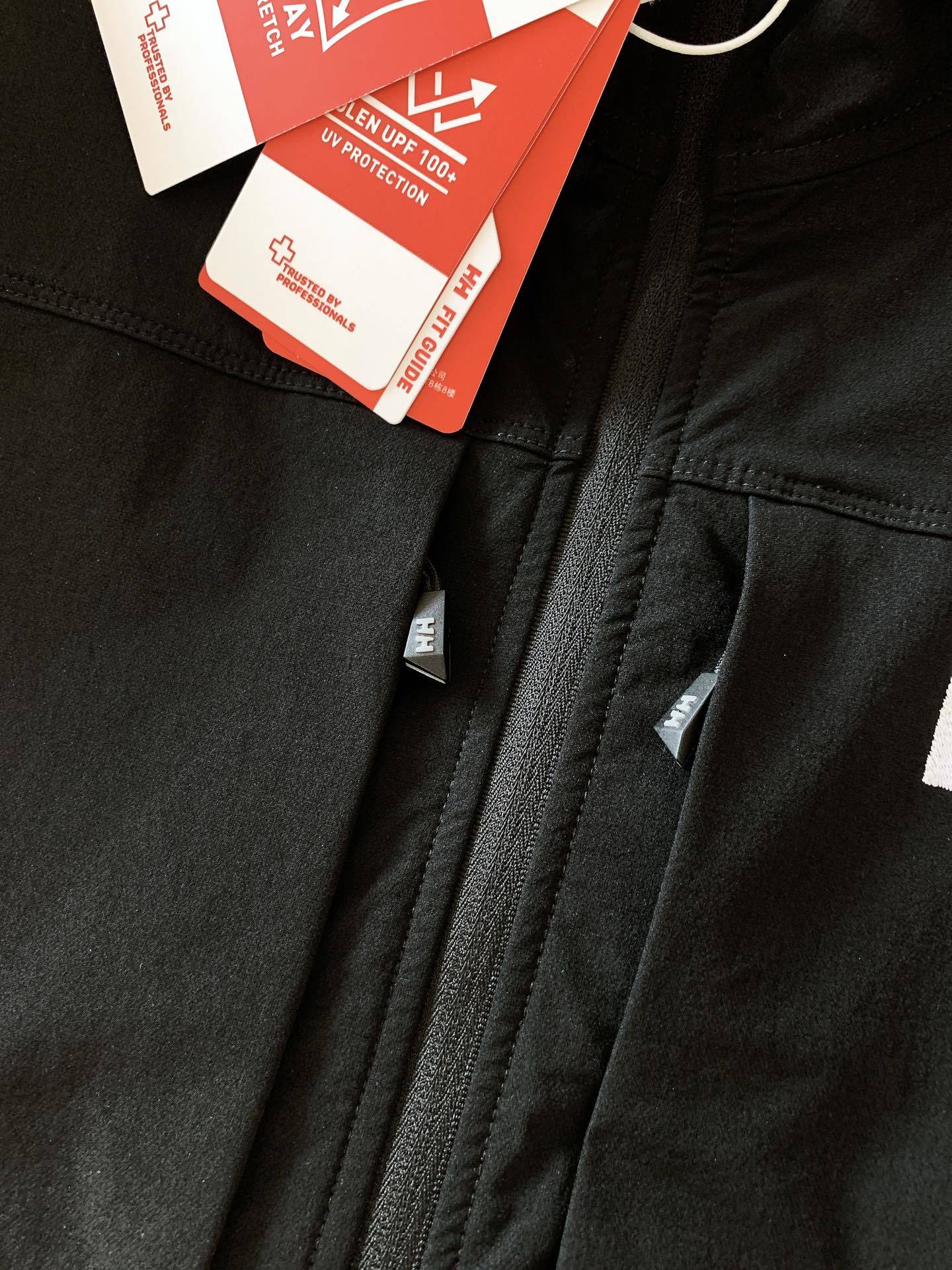 Helly Hansen 耶尔.汉森 HH 情侣户外运动高弹登山防泼水夹克外套
最新款 官网同步发售